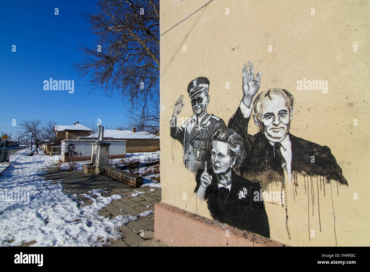 Personnes âgées de la village de Staro Zhelezare Bulgare, à l'est de la capitale Sofia, visitez les portraits de certains anciens et actuels dirigeants du monde et d'autres personnes célèbres, dont David Cameron, de la reine Elizabeth II, Margaret Thatcher, Vladimir Poutine, Barack Obama, Steve Jobs, le Dalaï Lama, le Pape François, Winston Churchill, Mikhaïl Gorbatchev, Lady Diana, Angela Merkel, et Fidel Castro. Les portraits ont été peints aux résidents et des bâtiments du gouvernement dans le village par les artistes polonais et bulgares. Les gens du village espère que cette attraction apportera plus de touristes étrangers dans la région. Banque D'Images