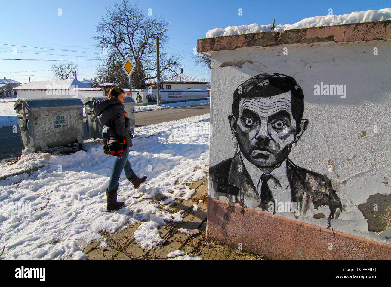 Personnes âgées de la village de Staro Zhelezare Bulgare, à l'est de la capitale Sofia, visitez les portraits de certains anciens et actuels dirigeants du monde et d'autres personnes célèbres, dont David Cameron, de la reine Elizabeth II, Margaret Thatcher, Vladimir Poutine, Barack Obama, Steve Jobs, le Dalaï Lama, le Pape François, Winston Churchill, Mikhaïl Gorbatchev, Lady Diana, Angela Merkel, et Fidel Castro. Les portraits ont été peints aux résidents et des bâtiments du gouvernement dans le village par les artistes polonais et bulgares. Les gens du village espère que cette attraction apportera plus de touristes étrangers dans la région. Banque D'Images