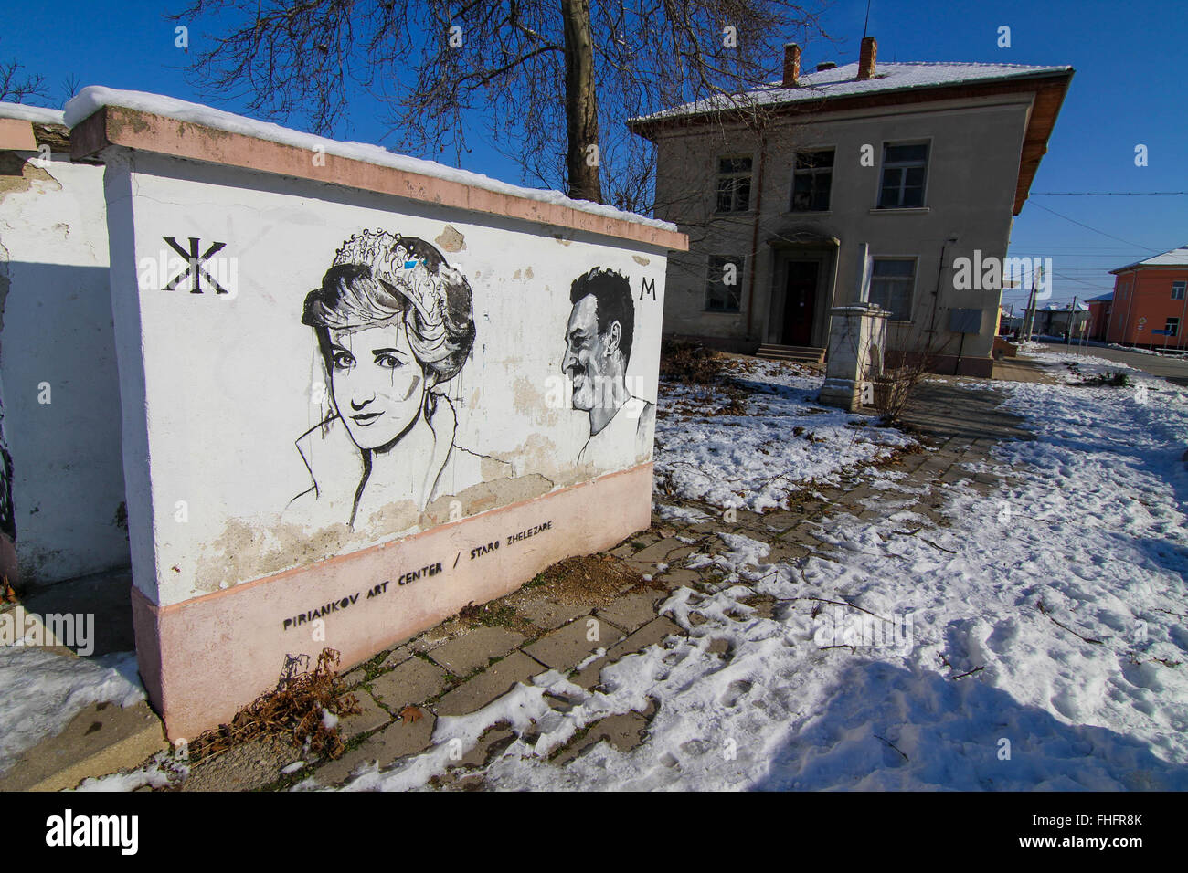 Personnes âgées de la village de Staro Zhelezare Bulgare, à l'est de la capitale Sofia, visitez les portraits de certains anciens et actuels dirigeants du monde et d'autres personnes célèbres, dont David Cameron, de la reine Elizabeth II, Margaret Thatcher, Vladimir Poutine, Barack Obama, Steve Jobs, le Dalaï Lama, le Pape François, Winston Churchill, Mikhaïl Gorbatchev, Lady Diana, Angela Merkel, et Fidel Castro. Les portraits ont été peints aux résidents et des bâtiments du gouvernement dans le village par les artistes polonais et bulgares. Les gens du village espère que cette attraction apportera plus de touristes étrangers dans la région. Banque D'Images