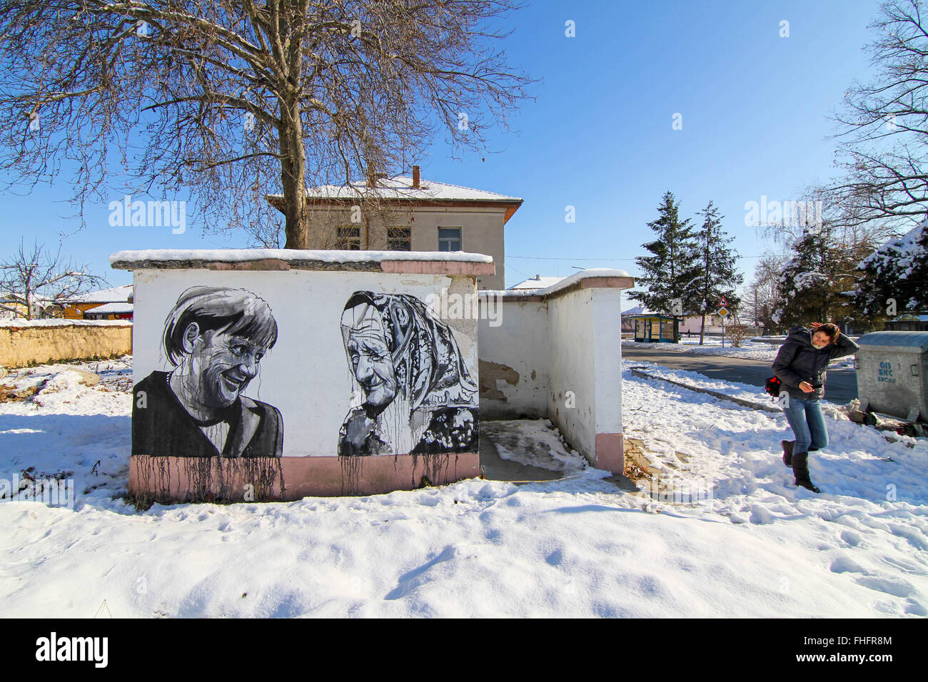 Personnes âgées de la village de Staro Zhelezare Bulgare, à l'est de la capitale Sofia, visitez les portraits de certains anciens et actuels dirigeants du monde et d'autres personnes célèbres, dont David Cameron, de la reine Elizabeth II, Margaret Thatcher, Vladimir Poutine, Barack Obama, Steve Jobs, le Dalaï Lama, le Pape François, Winston Churchill, Mikhaïl Gorbatchev, Lady Diana, Angela Merkel, et Fidel Castro. Les portraits ont été peints aux résidents et des bâtiments du gouvernement dans le village par les artistes polonais et bulgares. Les gens du village espère que cette attraction apportera plus de touristes étrangers dans la région. Banque D'Images