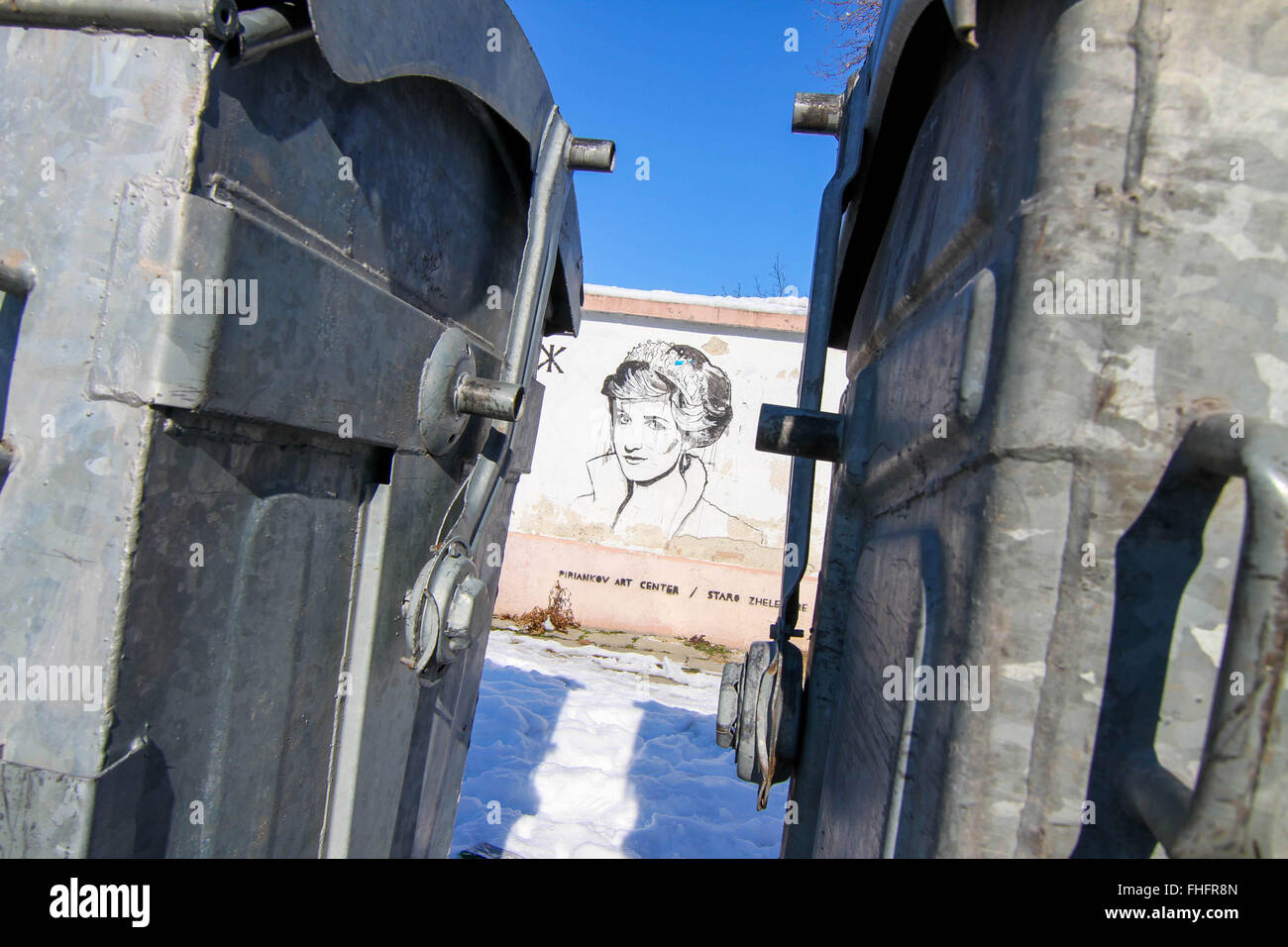 Personnes âgées de la village de Staro Zhelezare Bulgare, à l'est de la capitale Sofia, visitez les portraits de certains anciens et actuels dirigeants du monde et d'autres personnes célèbres, dont David Cameron, de la reine Elizabeth II, Margaret Thatcher, Vladimir Poutine, Barack Obama, Steve Jobs, le Dalaï Lama, le Pape François, Winston Churchill, Mikhaïl Gorbatchev, Lady Diana, Angela Merkel, et Fidel Castro. Les portraits ont été peints aux résidents et des bâtiments du gouvernement dans le village par les artistes polonais et bulgares. Les gens du village espère que cette attraction apportera plus de touristes étrangers dans la région. Banque D'Images