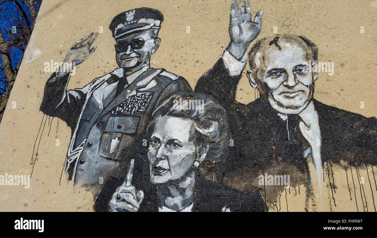 Personnes âgées de la village de Staro Zhelezare Bulgare, à l'est de la capitale Sofia, visitez les portraits de certains anciens et actuels dirigeants du monde et d'autres personnes célèbres, dont David Cameron, de la reine Elizabeth II, Margaret Thatcher, Vladimir Poutine, Barack Obama, Steve Jobs, le Dalaï Lama, le Pape François, Winston Churchill, Mikhaïl Gorbatchev, Lady Diana, Angela Merkel, et Fidel Castro. Les portraits ont été peints aux résidents et des bâtiments du gouvernement dans le village par les artistes polonais et bulgares. Les gens du village espère que cette attraction apportera plus de touristes étrangers dans la région. Banque D'Images