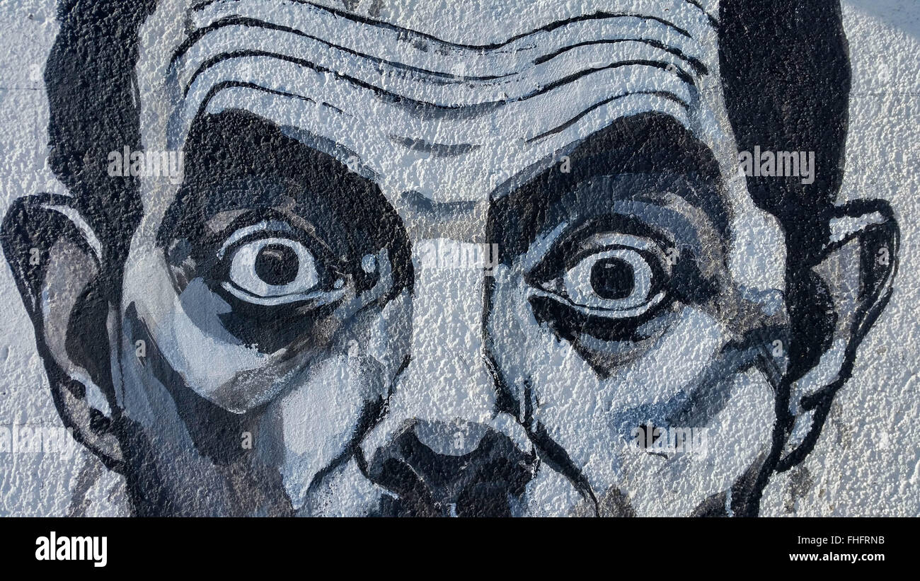 Personnes âgées de la village de Staro Zhelezare Bulgare, à l'est de la capitale Sofia, visitez les portraits de certains anciens et actuels dirigeants du monde et d'autres personnes célèbres, dont David Cameron, de la reine Elizabeth II, Margaret Thatcher, Vladimir Poutine, Barack Obama, Steve Jobs, le Dalaï Lama, le Pape François, Winston Churchill, Mikhaïl Gorbatchev, Lady Diana, Angela Merkel, et Fidel Castro. Les portraits ont été peints aux résidents et des bâtiments du gouvernement dans le village par les artistes polonais et bulgares. Les gens du village espère que cette attraction apportera plus de touristes étrangers dans la région. Banque D'Images