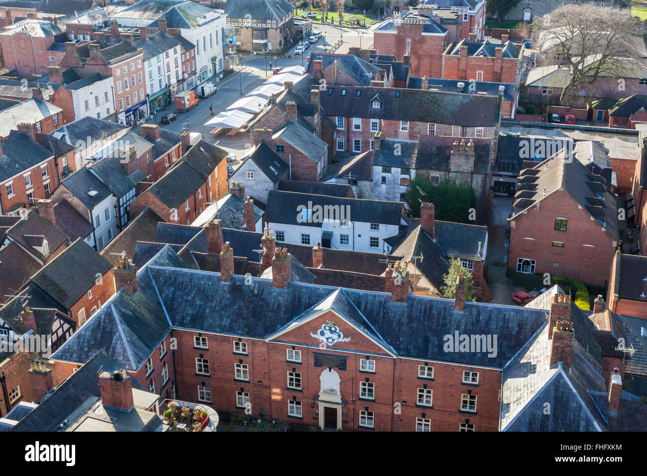 Recherche à travers le centre-ville de Ludlow du haut de la tour de l'église St Laurence, Ludlow, Shropshire Banque D'Images