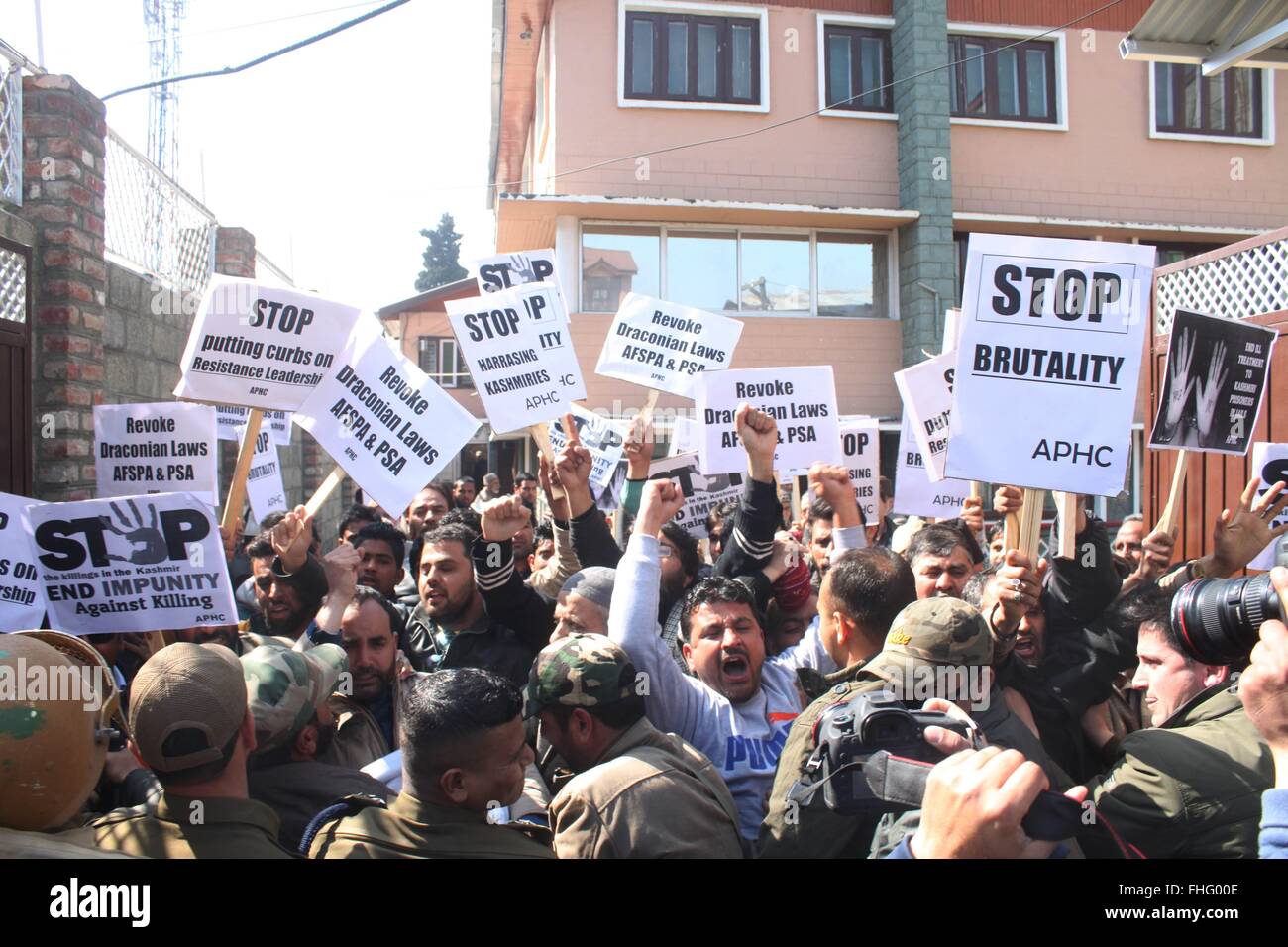 Srinagar, au Cachemire. Feb 25, 2016. Des militants d'une faction modérée de l'ensemble des Parties Hurriyat Conference, est titulaire d'une plaque au cours d'une manifestation à Srinagar, la capitale d'été du Cachemire indien, 25 février 2016. Ils protestaient contre les violations des droits de l'homme par les forces de sécurité indiennes au Cachemire indien. Credit : Basit zargar/Alamy Live News Banque D'Images