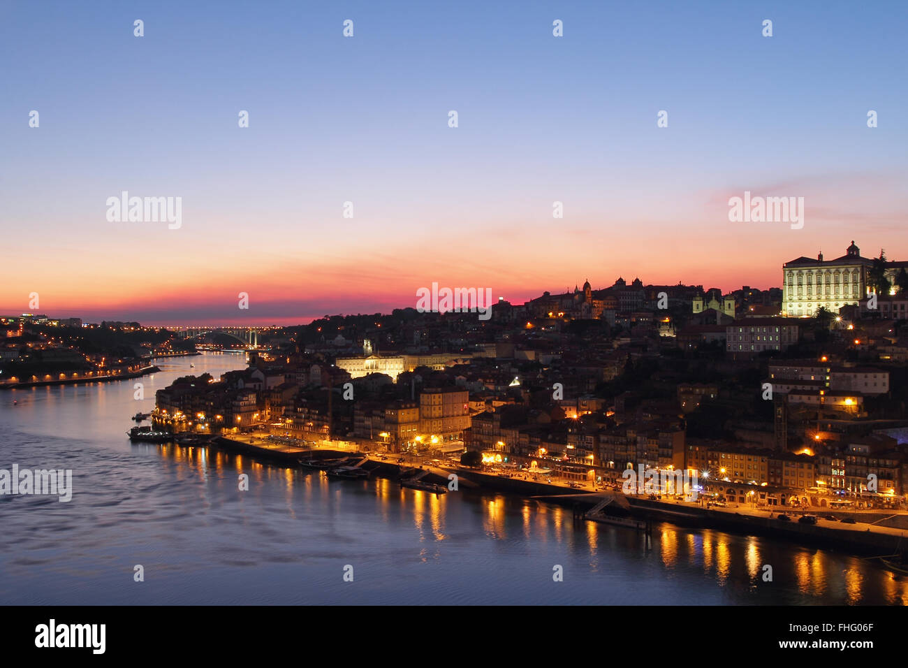 Belle ville de Porto à l'heure bleue. Portugal Banque D'Images