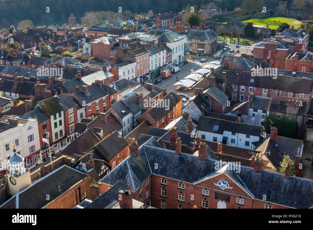 Vue sur le centre-ville de Ludlow, le château et la forêt de Mortimer depuis le sommet de la tour de l'église St Laurence, Ludlow, Shropshire Banque D'Images