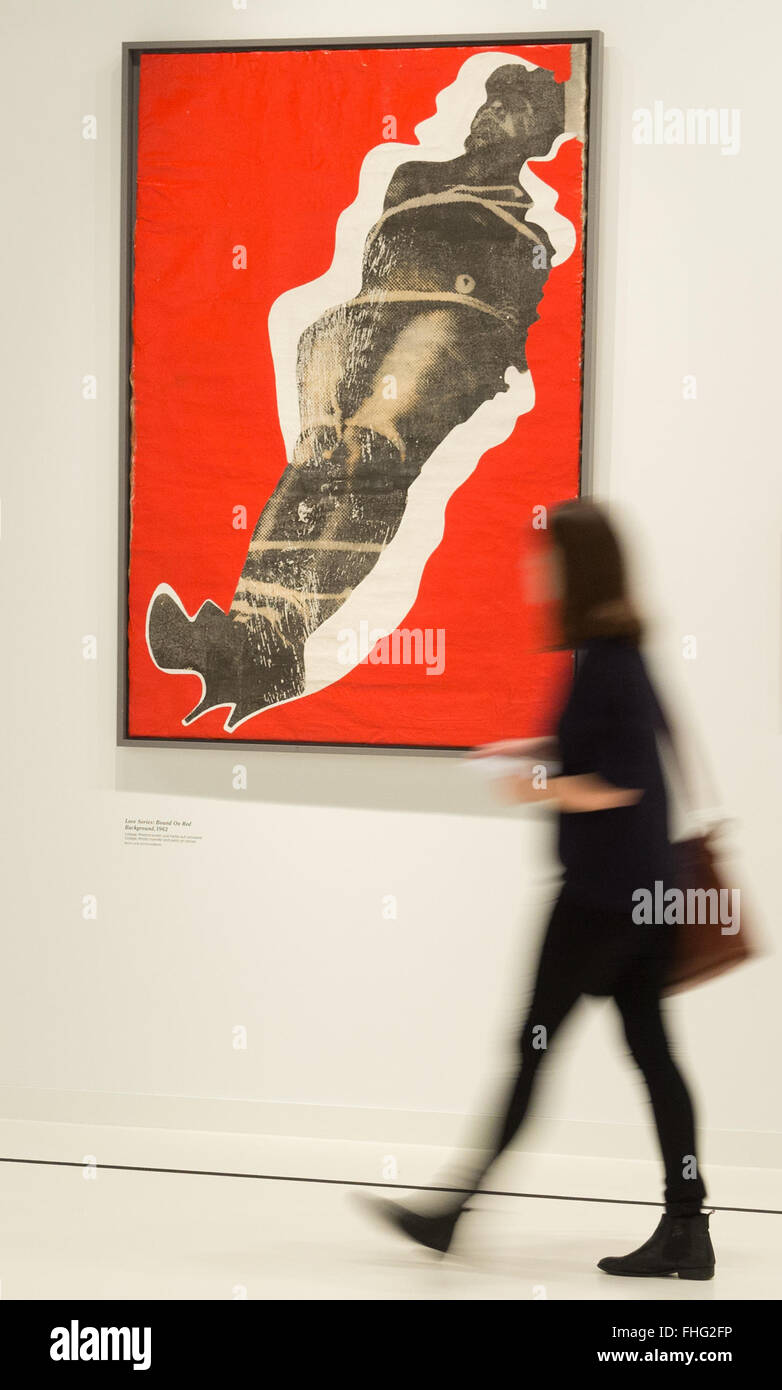 Berlin, Allemagne. Feb 25, 2016. Une femme passe devant le morceau 'Love Series : Bound sur fond rouge" dans l'exposition 'aucun compromis ! L'Art de Boris Lurie' dans le Musée Juif de Berlin, Allemagne, 25 février 2016. L'exposition peut être vu à partir du 26 février jusqu'au 31 juillet 2016. Photo : JOERG CARSTENSEN/dpa/Alamy Live News Banque D'Images