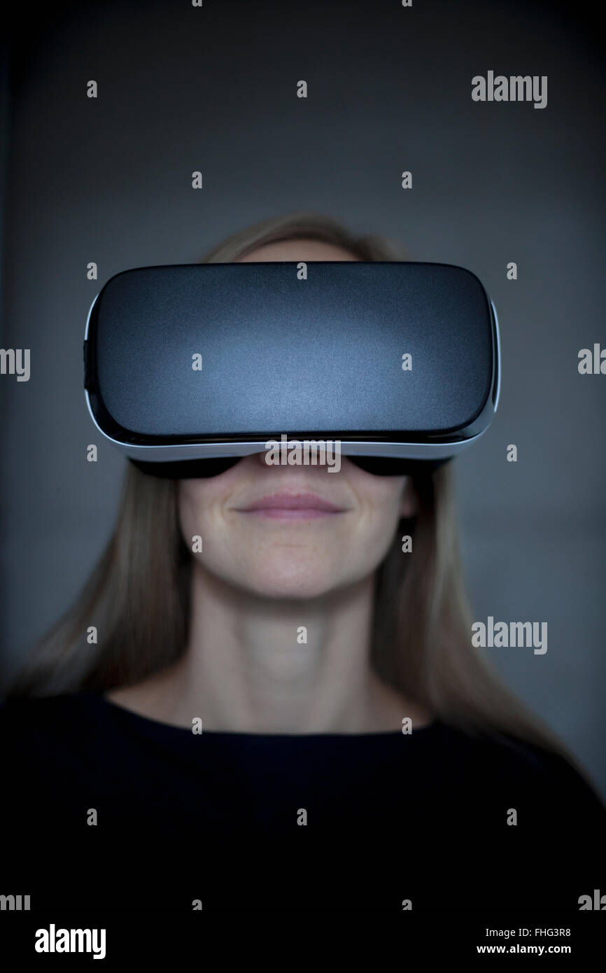 Femme portant des lunettes de réalité virtuelle Banque D'Images