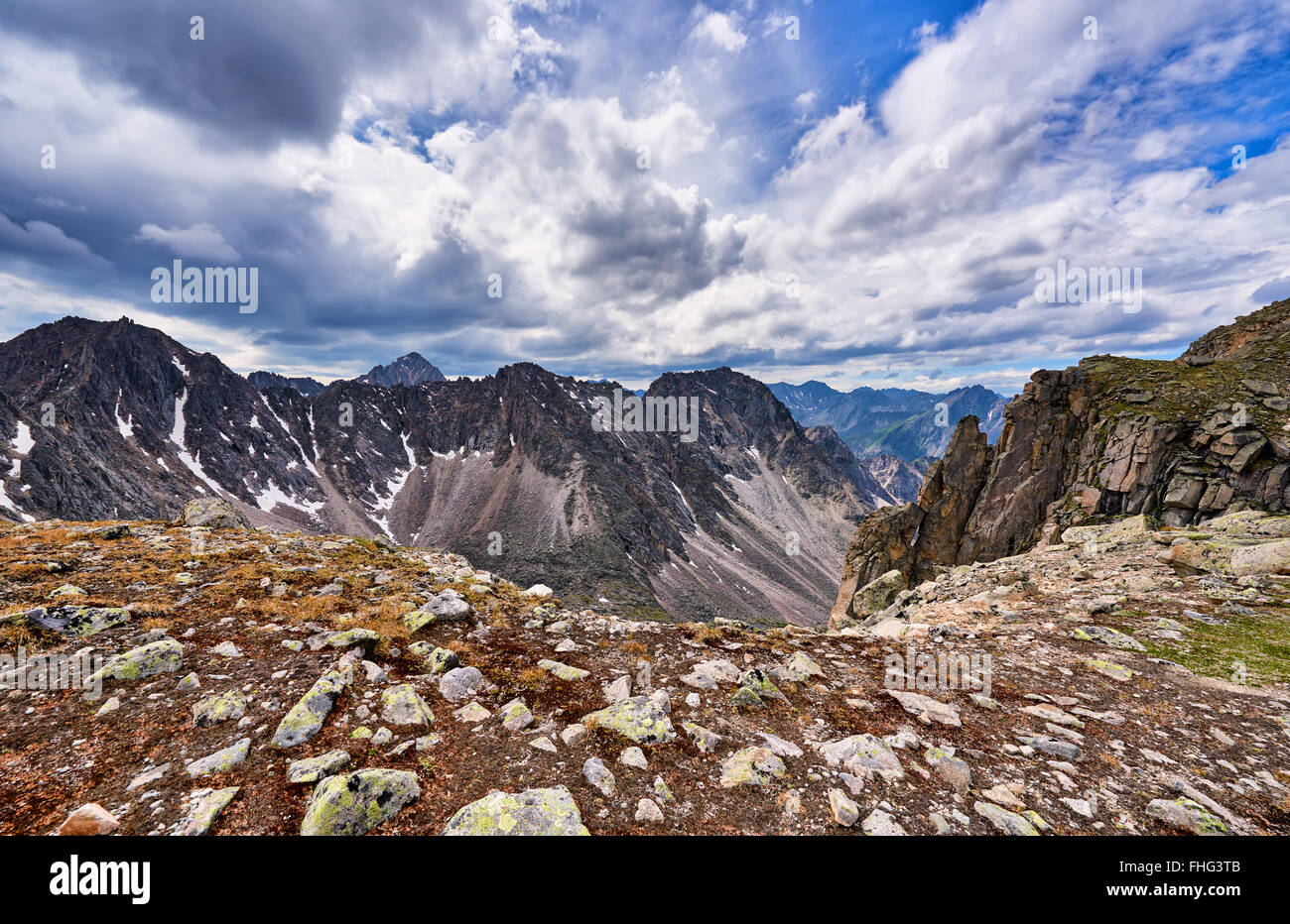 Le col de montagne et ciel tragique . Sayan de l'Est . La Russie Banque D'Images