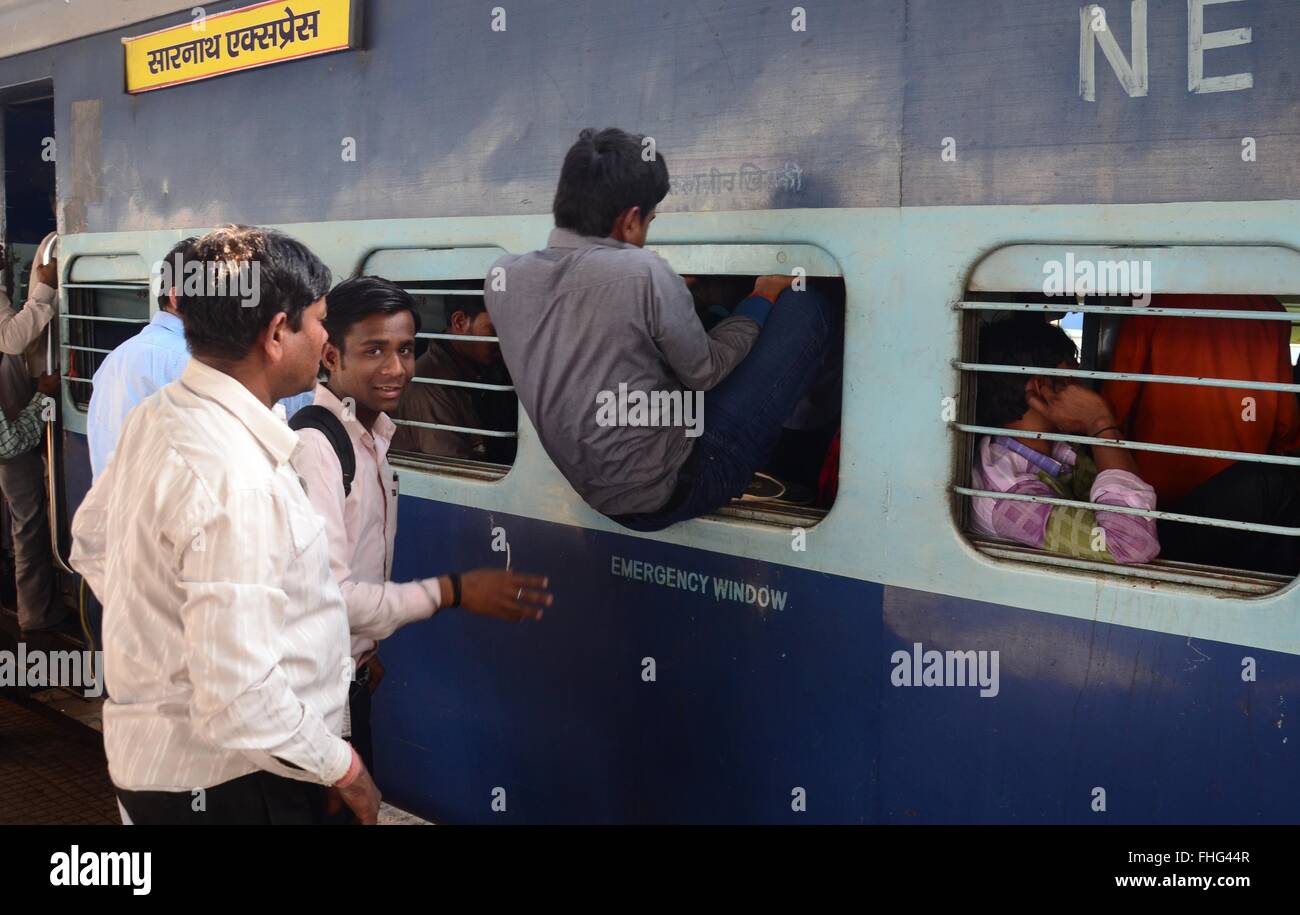 25 février 2016 - Allahabad, Uttar Pradesh, Inde - Allahabad : un frontalier entrez dans l'entraîneur de fenêtre de secours à Allahabad railway junction à Allahabad sur 25-02-2016. le jour Chemins Ministre Suresh Prabhu a dévoilé le budget annuel en fer du parlement indien. L'Inde a dit qu'il va déployer des centaines de stations de radio wifi, installer 17 000 toilettes hi-tech sur les trains et de professionnalisation de ses porteurs, non qualifiés ou ''coolies'' dans le cadre d'un lecteur pour moderniser son craquement de fer. photo par Prabhat Kumar verma (crédit Image : © Prabhat Kumar Verma via Zuma sur le fil) Banque D'Images