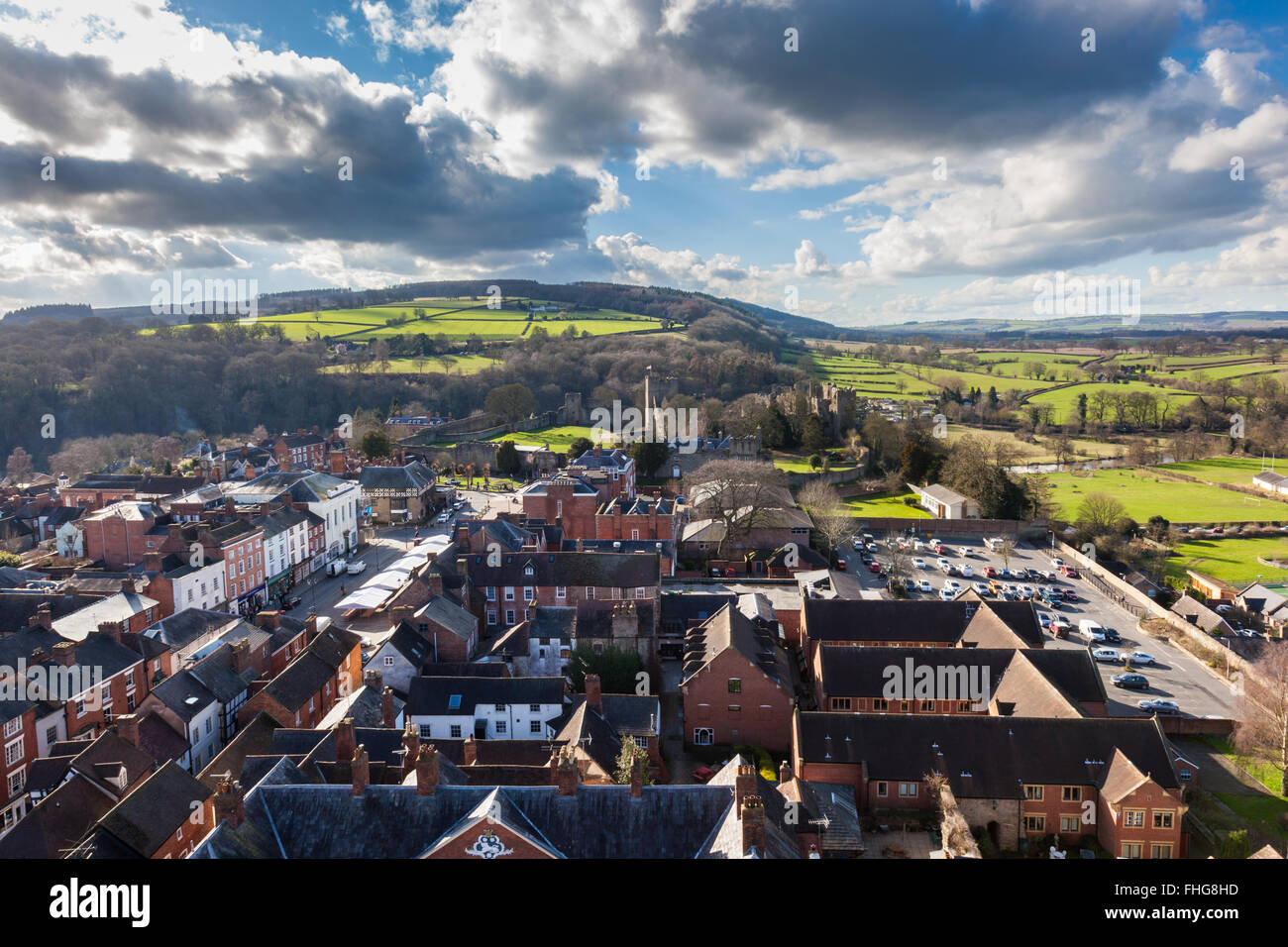 Recherche à travers le centre-ville de Ludlow, château et forêt de Mortimer à partir du haut de la tour de l'église St Laurence, Ludlow, Shropshire Banque D'Images