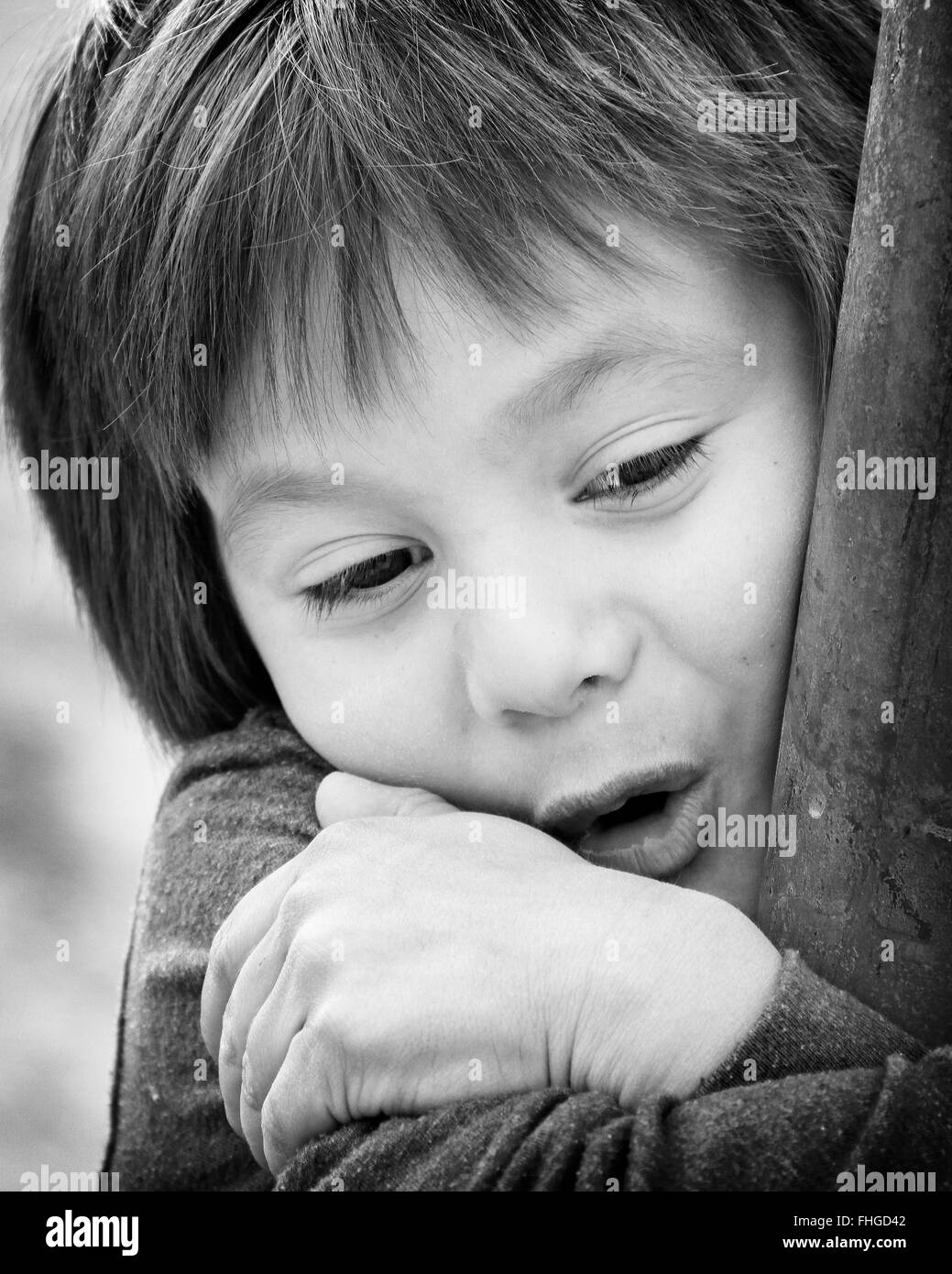 Portrait d'un garçon en noir et blanc Banque D'Images