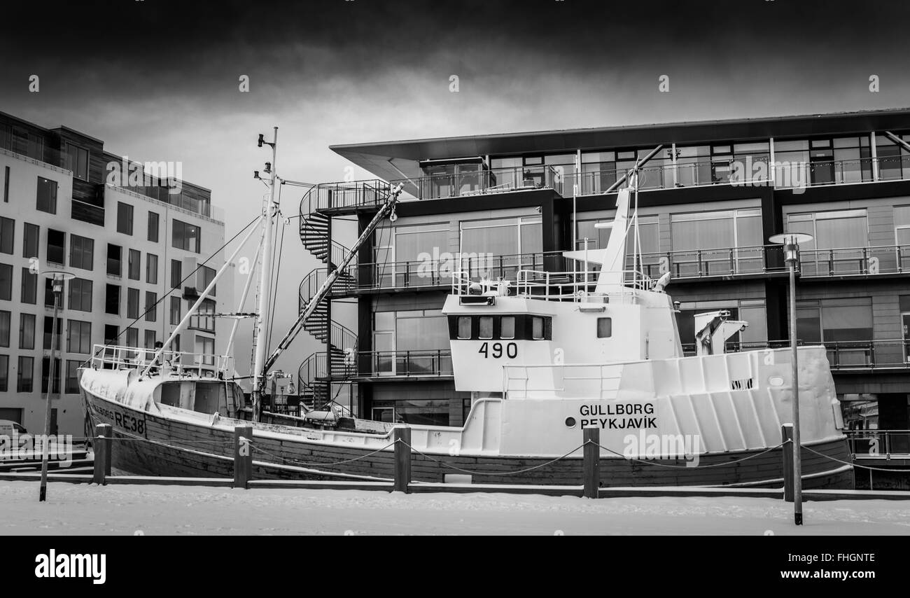 Chalutier en port de Reykjavik, Islande Banque D'Images