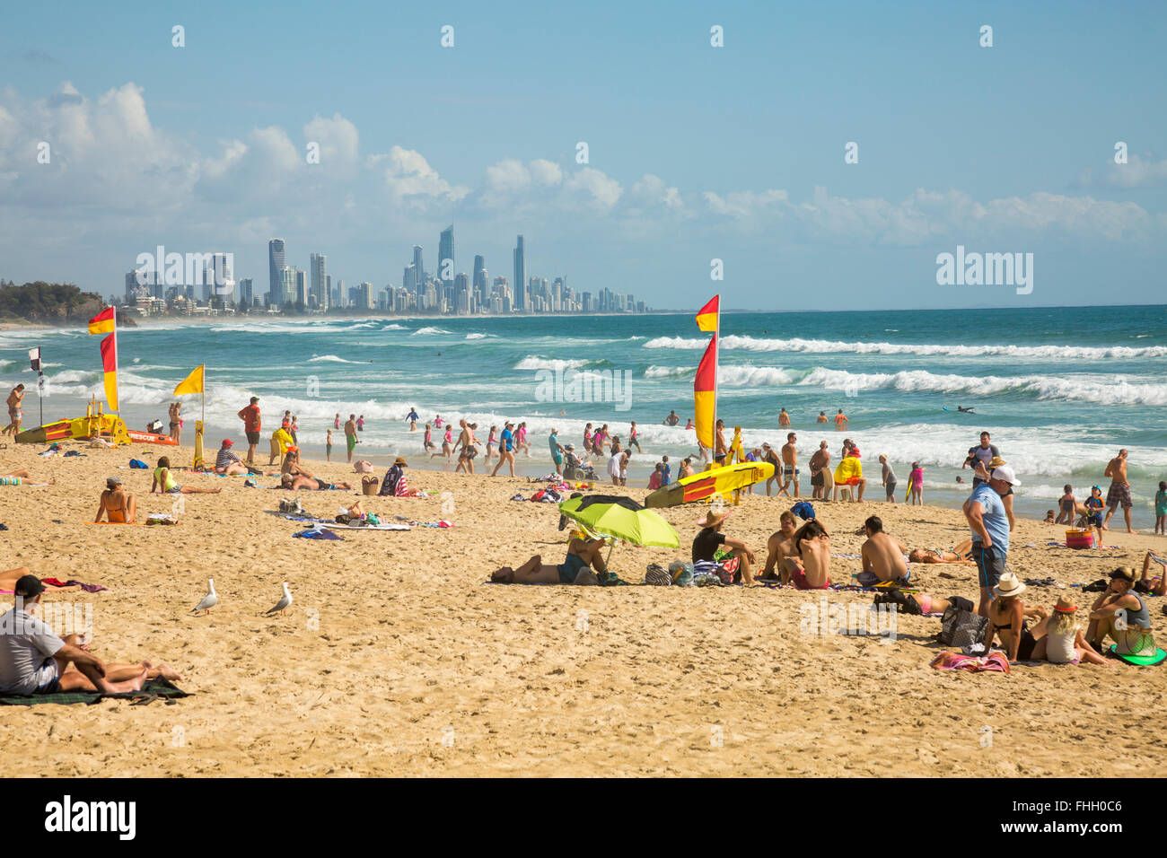 Burleigh Heads Beach et Surfers Paradise au loin sur Queensland Gold Coast, en Australie, les gens se baignent de soleil Banque D'Images