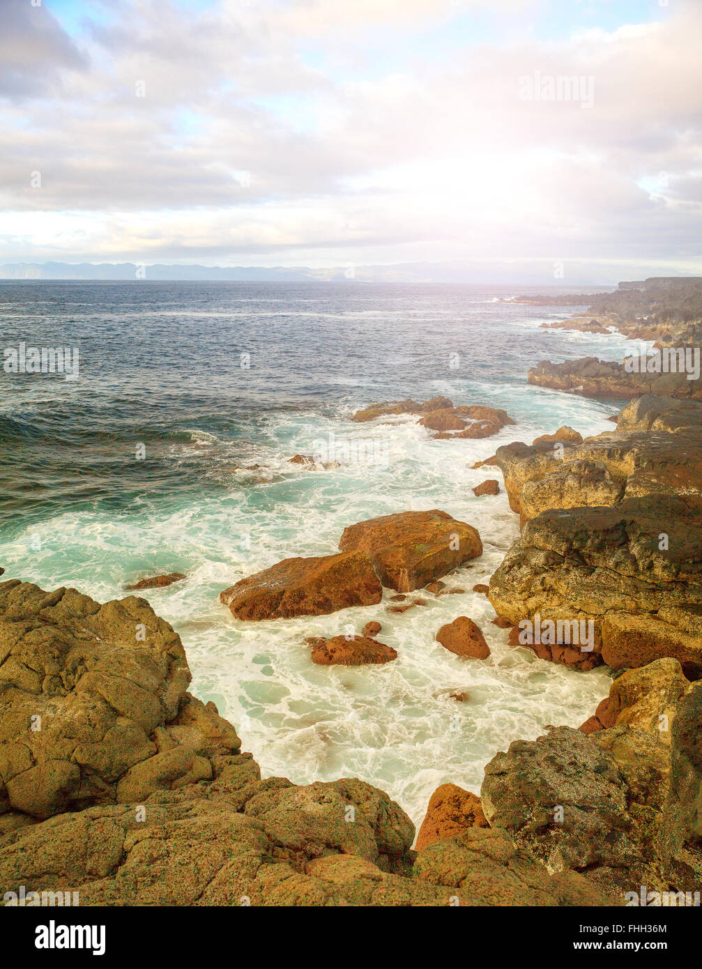 Les roches, les vagues de la mer et ciel ensoleillé en Açores Banque D'Images
