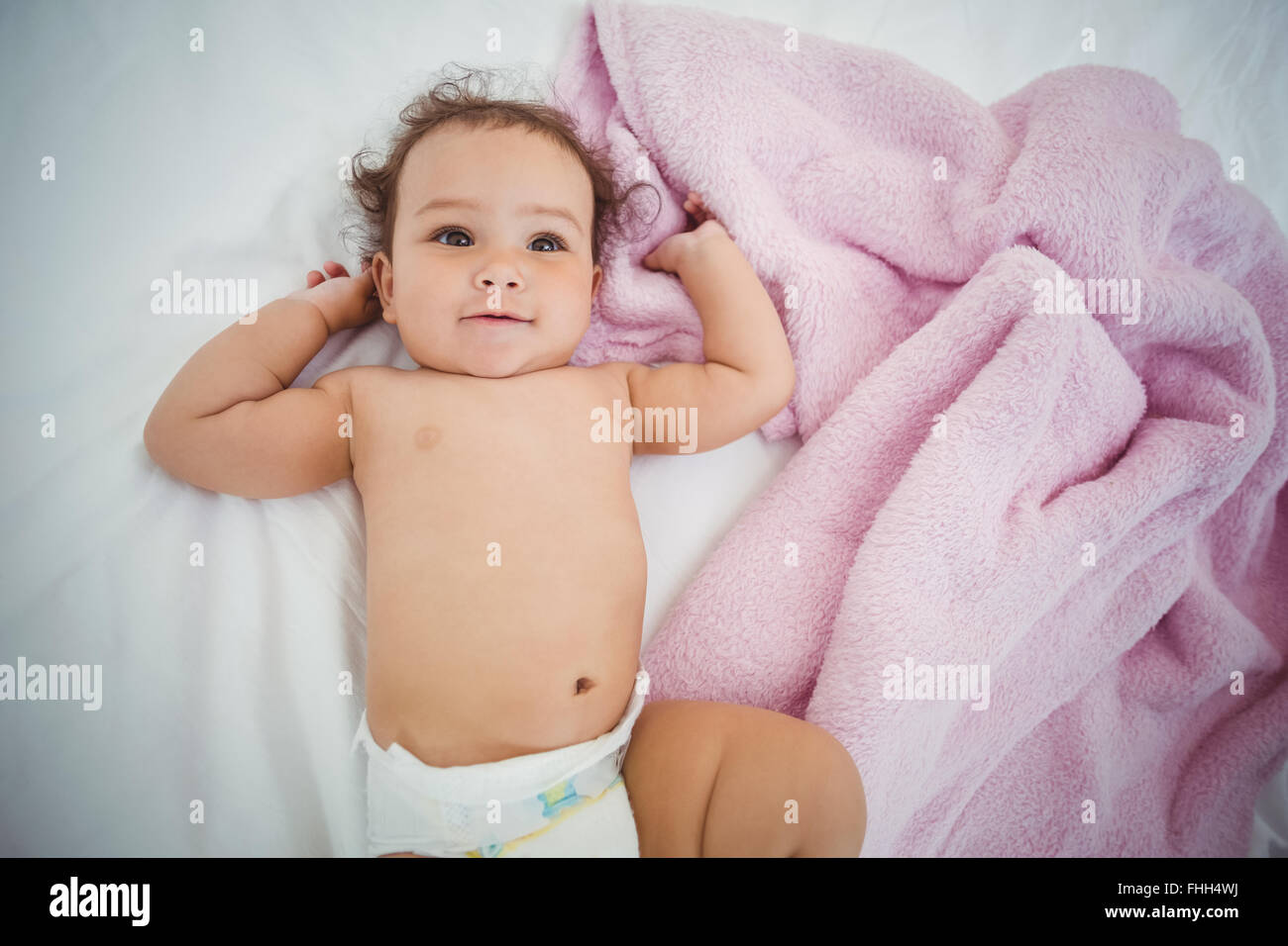 Cute baby girl on bed Banque D'Images