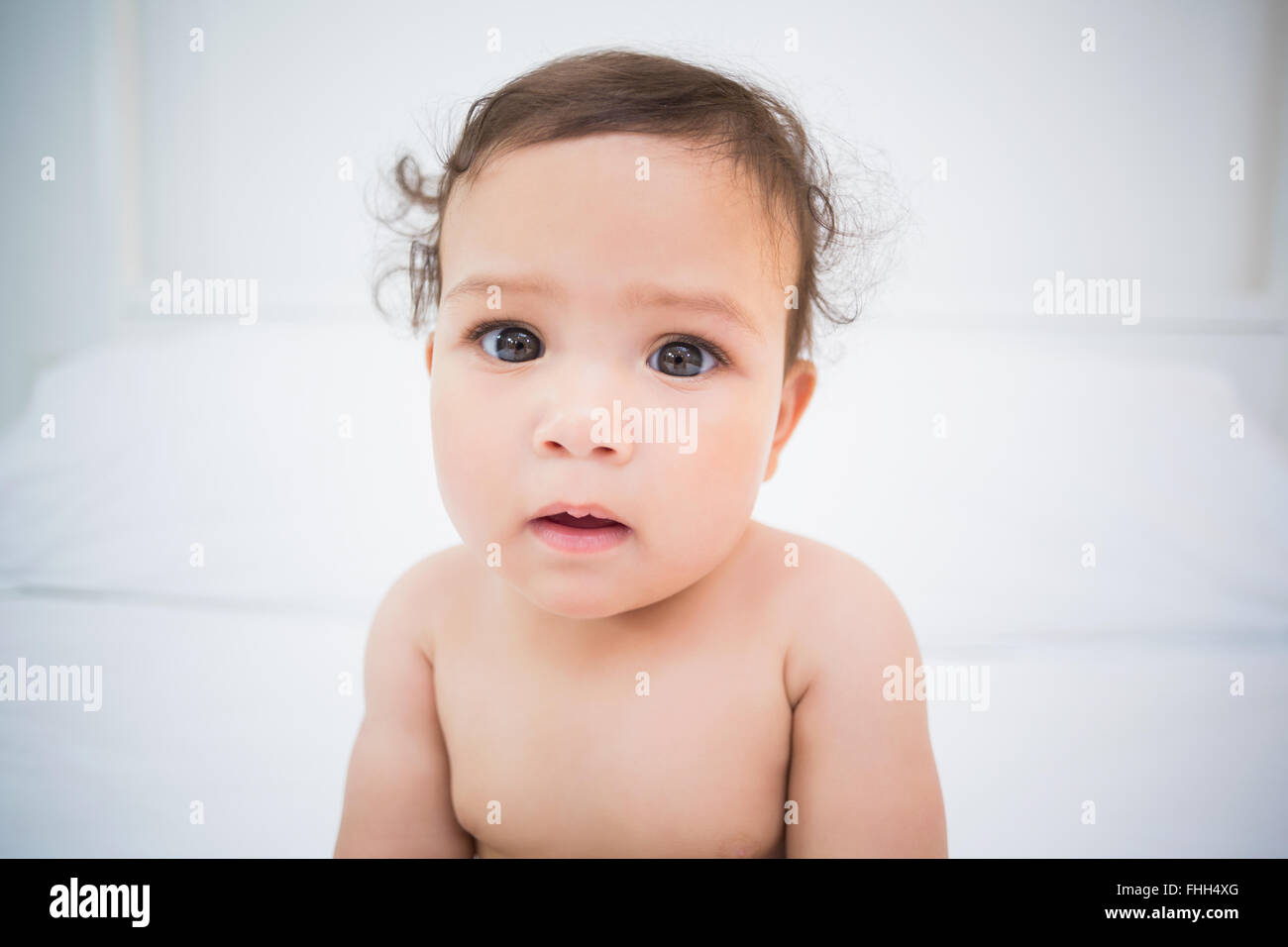 Cute baby girl on bed Banque D'Images
