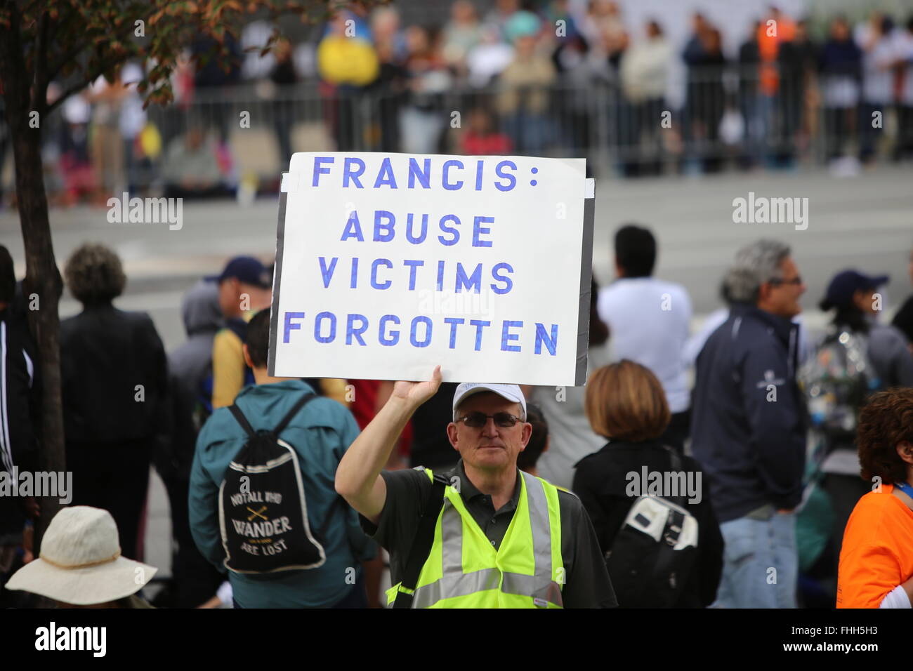 Signe manifestant détient en altitude le Pape François demande de ne pas oublier les victimes de mauvais traitements à Philadelphie Banque D'Images