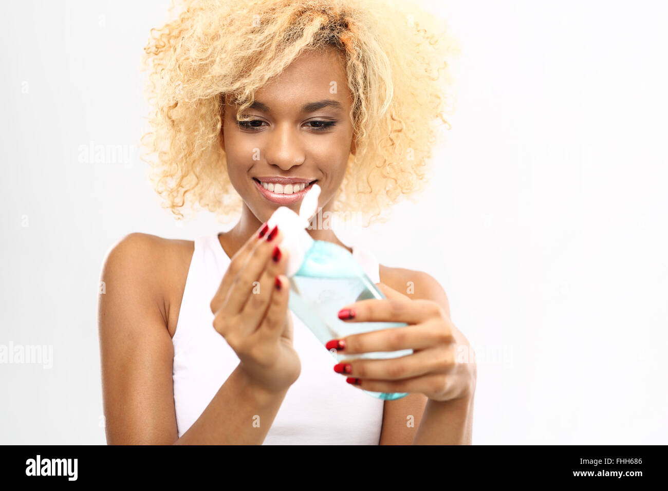 L'eau, l'irrigation du corps. Femme avec une bouteille d'eau minérale, l'hydratation de la peau Banque D'Images