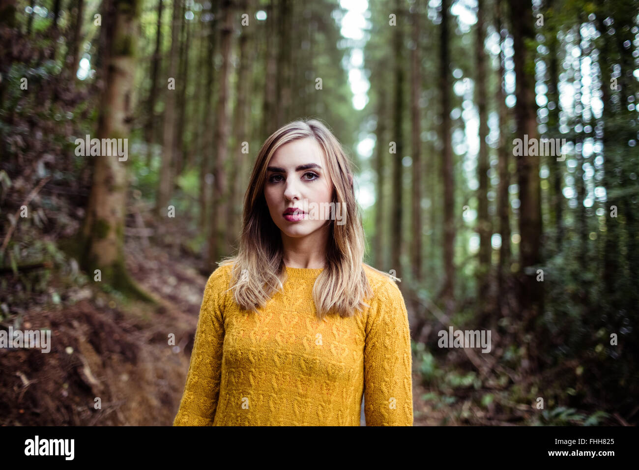 Jolie blonde woman smiling at camera Banque D'Images