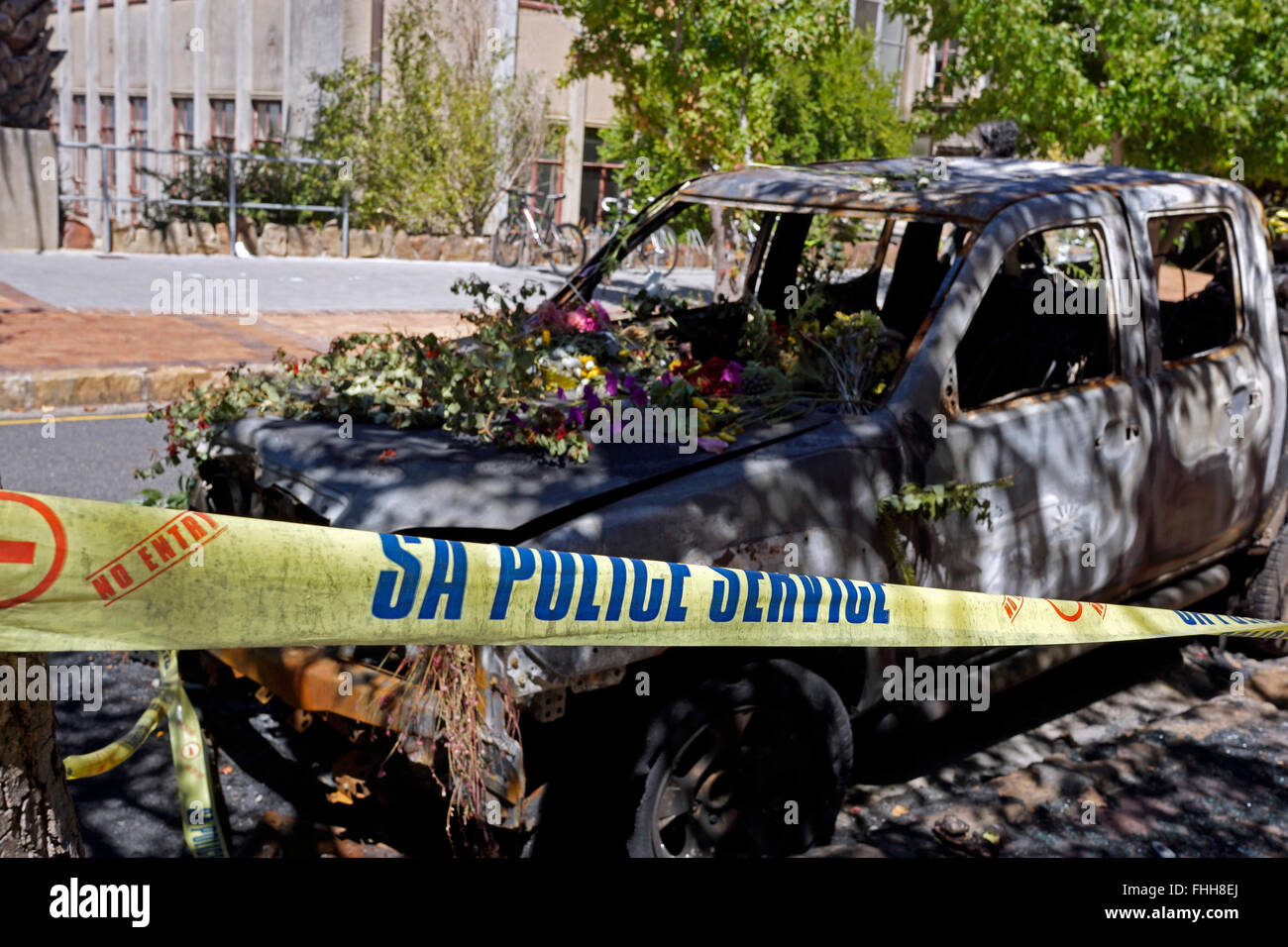 Cape Town, Afrique du Sud. 25 février 2016. Une unité de contrôle de véhicule est orné de fleurs fraîches. Le véhicule a été incendié au cours de la récente agitation étudiante. L'université a vivement condamné la destruction de biens et a promis d'engager des poursuites pénales contre les personnes impliquées. Credit : Suretha Rous/Alamy Live News Banque D'Images