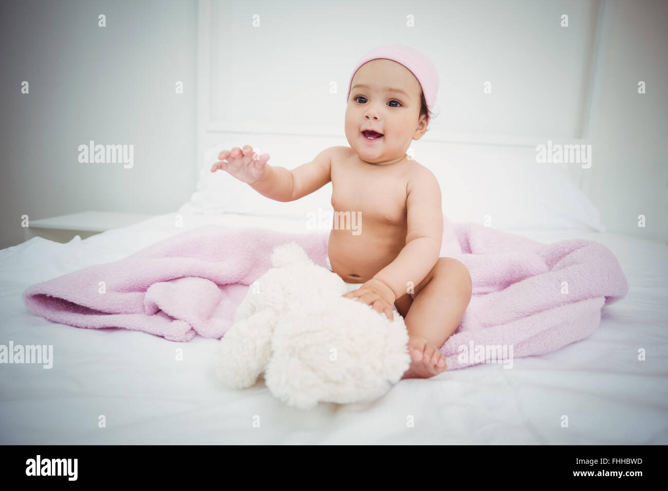 Cute baby girl on bed Banque D'Images