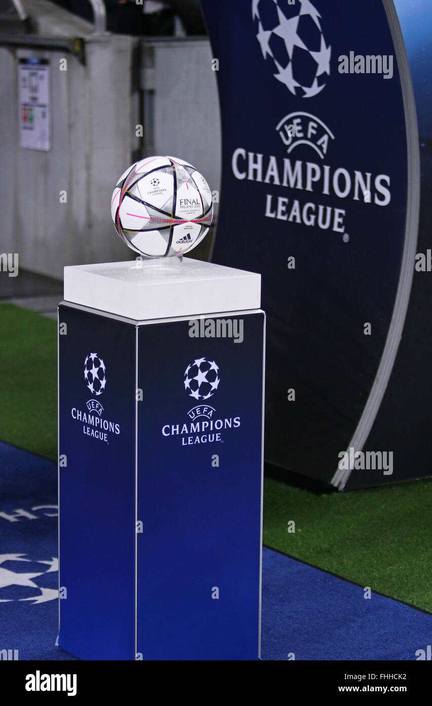 Kiev, Ukraine. 24 Février, 2016. Deux Ligue des Champions 2016 (balle saison finale Adidas Milano) au cours de l'UEFA Champions League Round 16 match de football FC Dynamo Kyiv vs Manchester City à NSC Olimpiyskyi stadium à Kiev, le 24 février 2016. Crédit : Oleksandr Prykhodko/Alamy Live News Banque D'Images