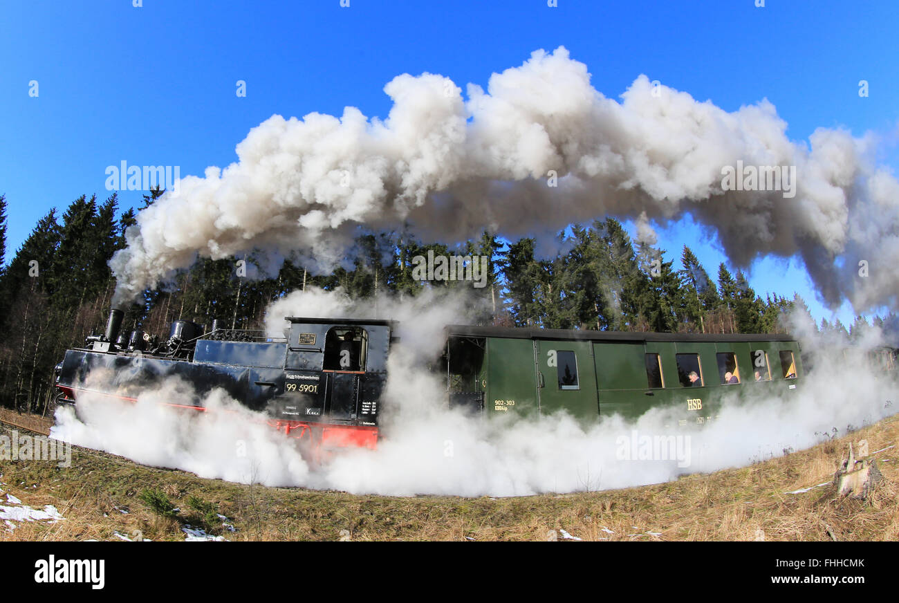 Wernigerode, Allemagne. Feb 25, 2016. Un train de l'Harz Narrow Gauge Railways (HSB) peut être vu sur un trajet en haut de la montagne Brocken à Wernigerode, Allemagne, 25 février 2016. Les chemins de fer à voie étroite du Harz est l'adaptation de son taux actuel de la croissance économique à partir 01 mars 2016. Cela aura une incidence sur le tarif de base pour les kilomètres parcourus ainsi que le tarif spécial. Brocken normalisés Photo : PETER GERCKE/dpa/Alamy Live News Banque D'Images