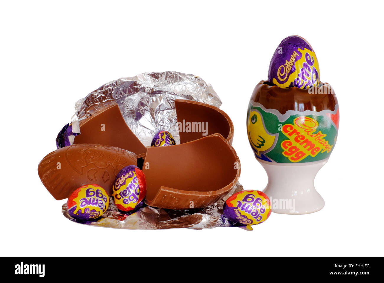 Cadbury creme egg sélection d'oeufs de pâques découper sur fond blanc Banque D'Images