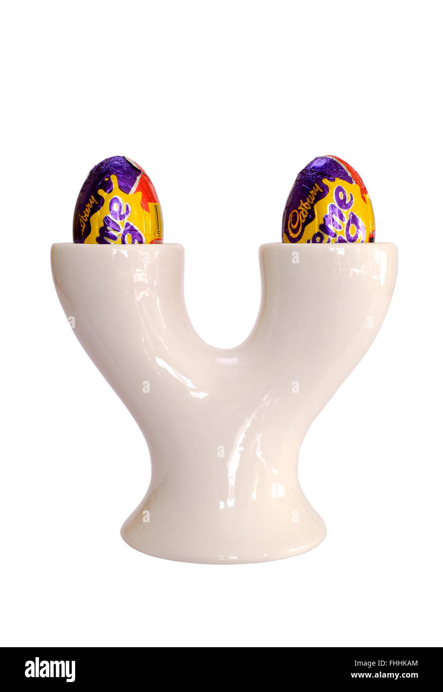 Oeufs de Pâques en chocolat oeuf double support de tasse découper sur un fond blanc Banque D'Images