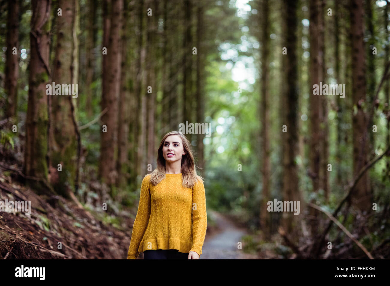 Très jolie jeune femme en promenade Banque D'Images