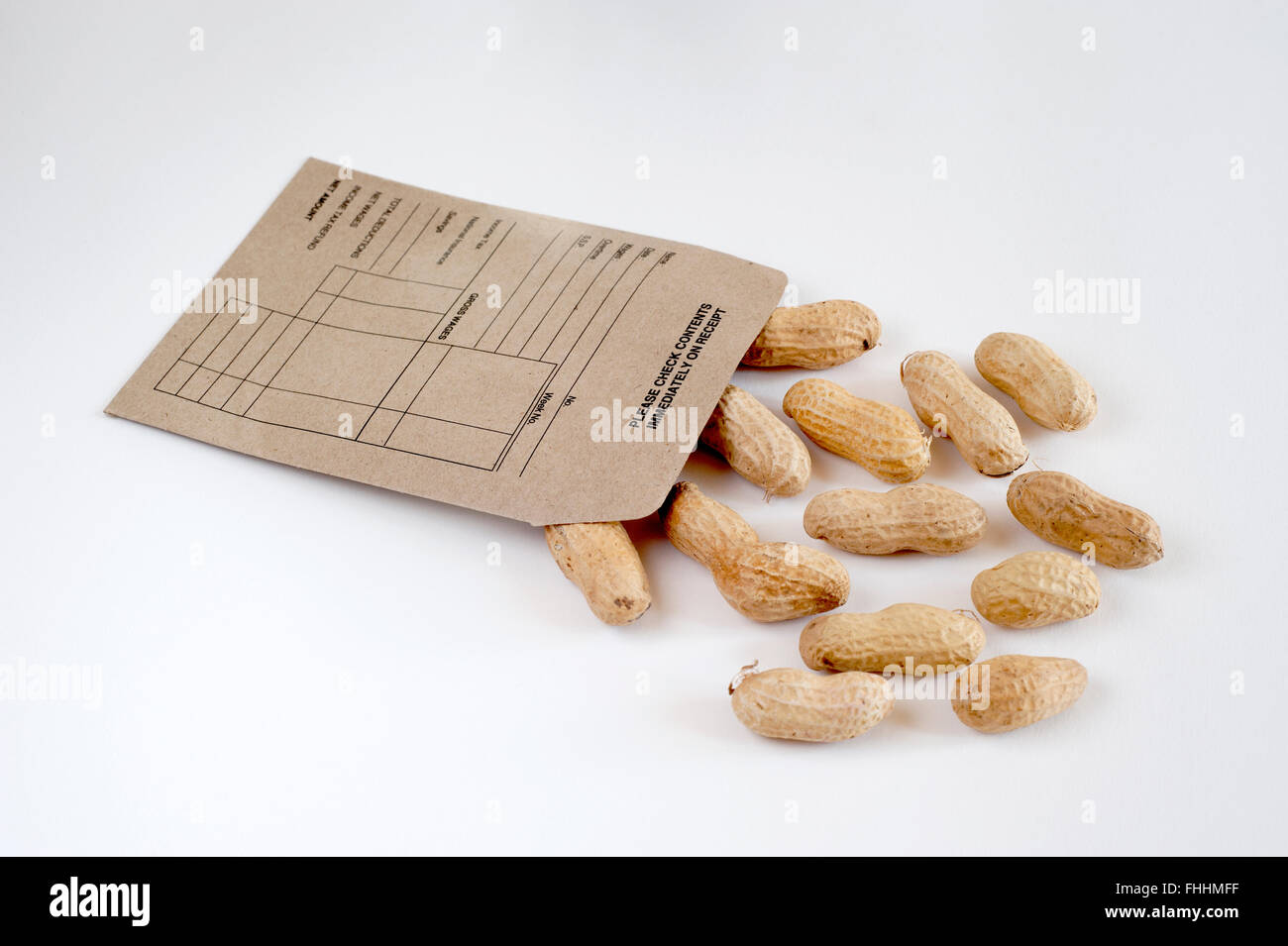 Rémunération traditionnelle pleine d'arachides Noix singe coupe sur sur un fond blanc Banque D'Images