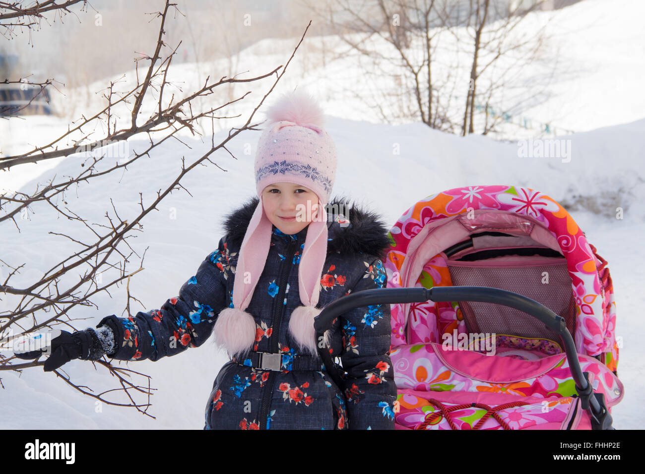 Petite fille qui marche avec la poussette Banque D'Images