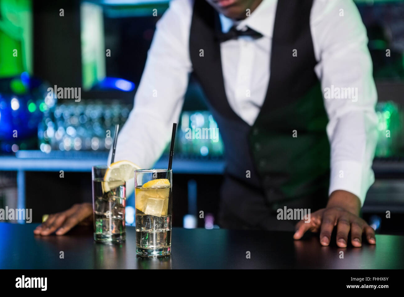 Deux verres de gin sur comptoir bar Banque D'Images