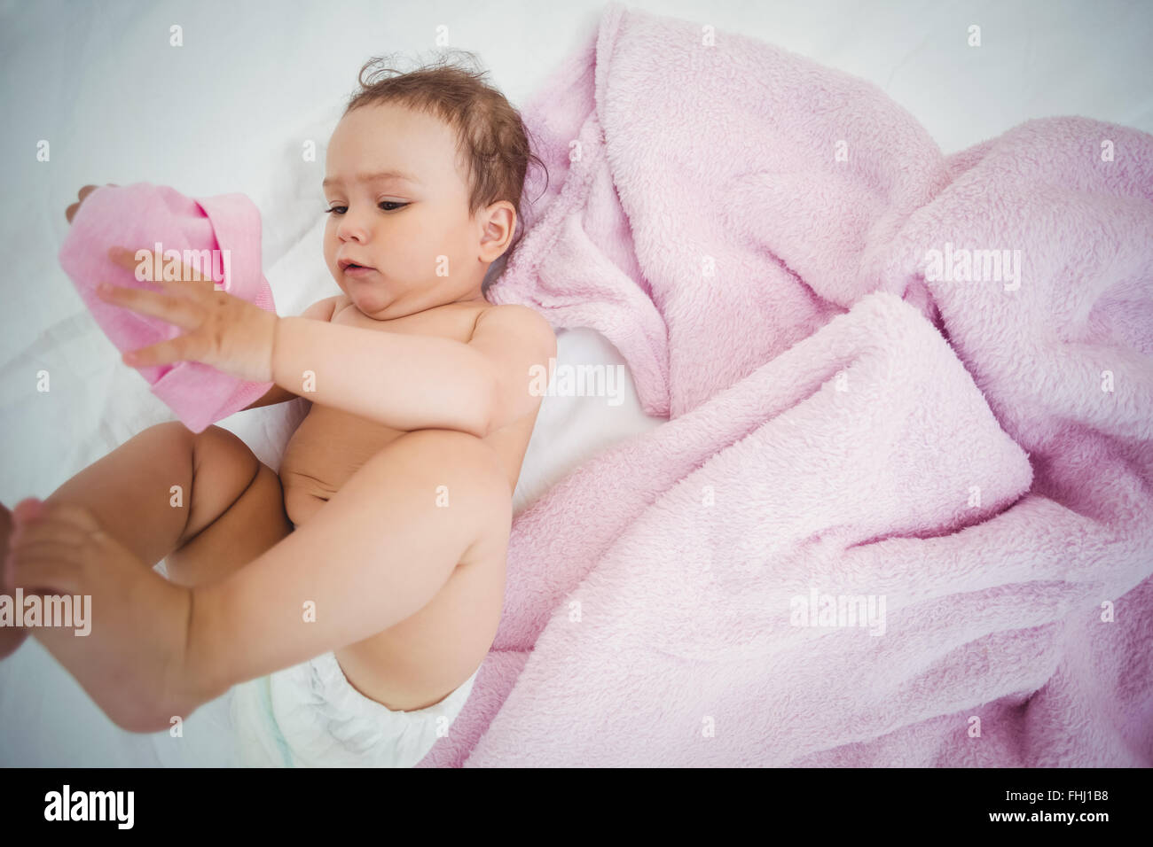 Cute baby girl on bed Banque D'Images