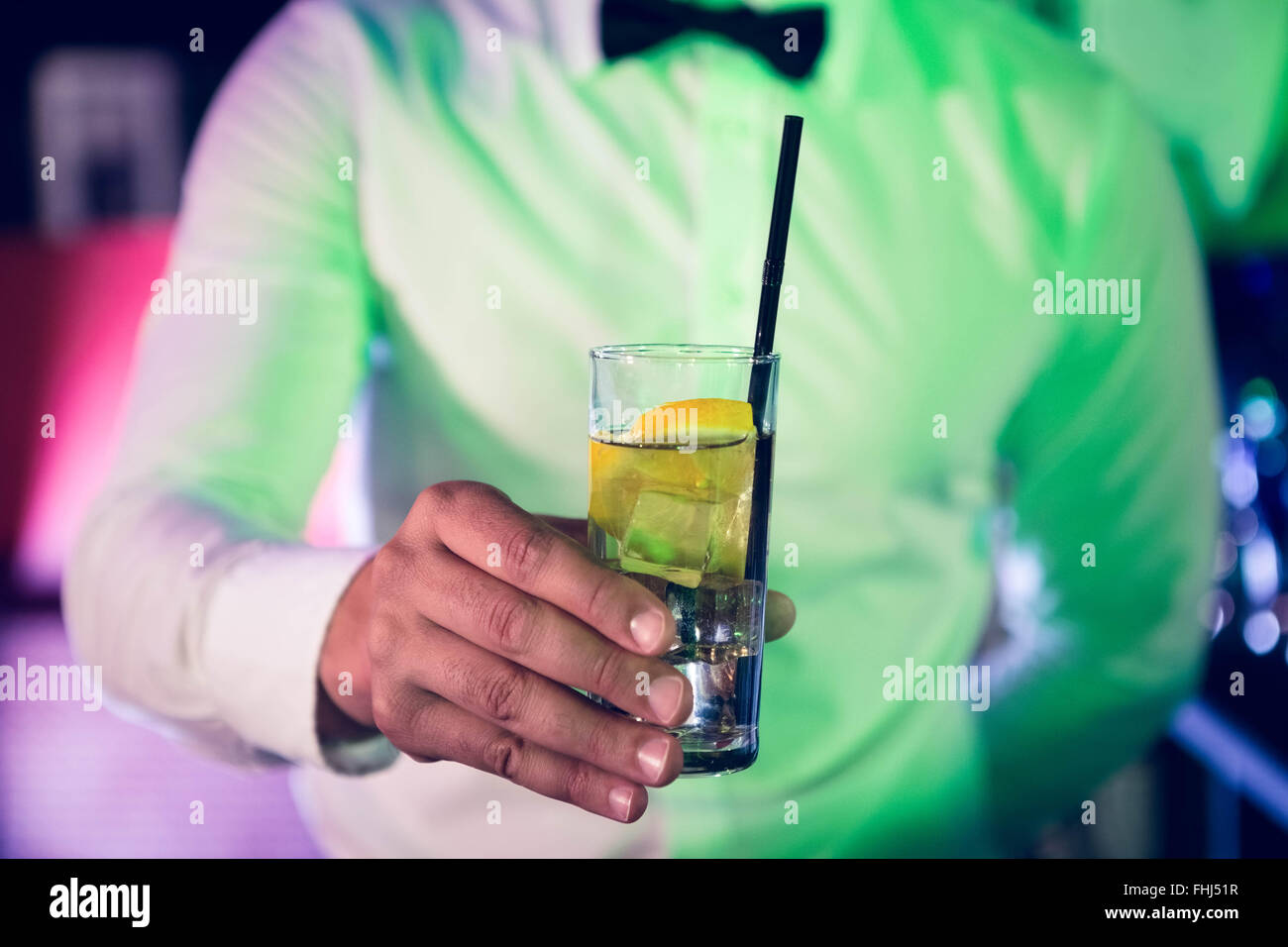 Bartender serving verre de gin Banque D'Images