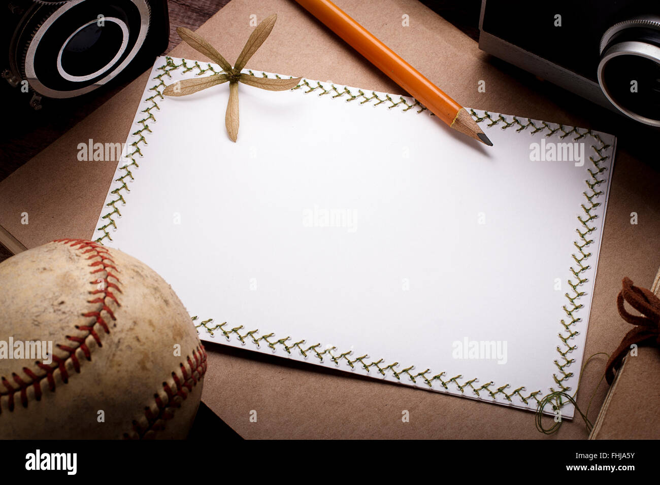 Cartes de souhaits faites à la main en blanc avec des éléments de la photographie Banque D'Images