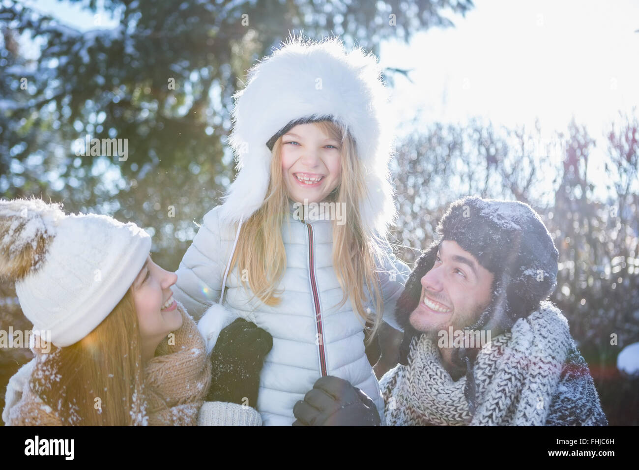 Famille heureuse dans des vêtements d'hiver Banque D'Images