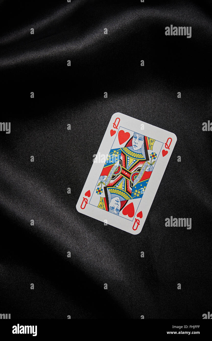 La reine de coeur jouer carte sur un fond de velours noir. Banque D'Images