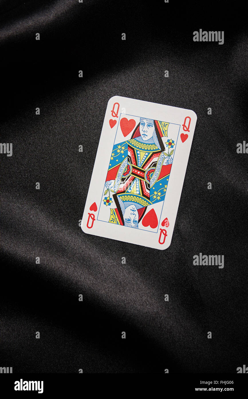 La reine de coeur jouer carte sur un fond de velours noir. Banque D'Images