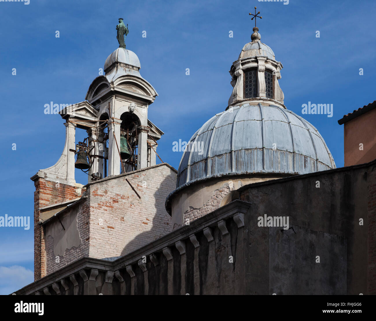 Clocher orné lumineux avec mécanisme d'horloge complexe visible et coupole de Chiesa di San Giacomo di Rialto, Venise, Italie sous un ciel bleu Banque D'Images