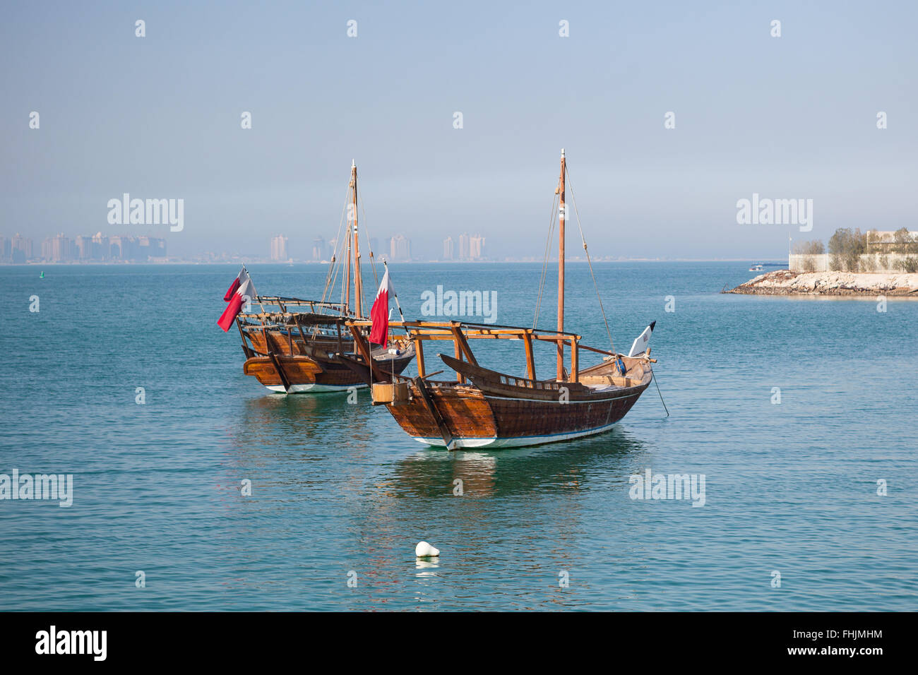 Dhaw traditionnel bateaux dans West Bay, près de Musée d'art islamique à Doha, Qatar. Banque D'Images