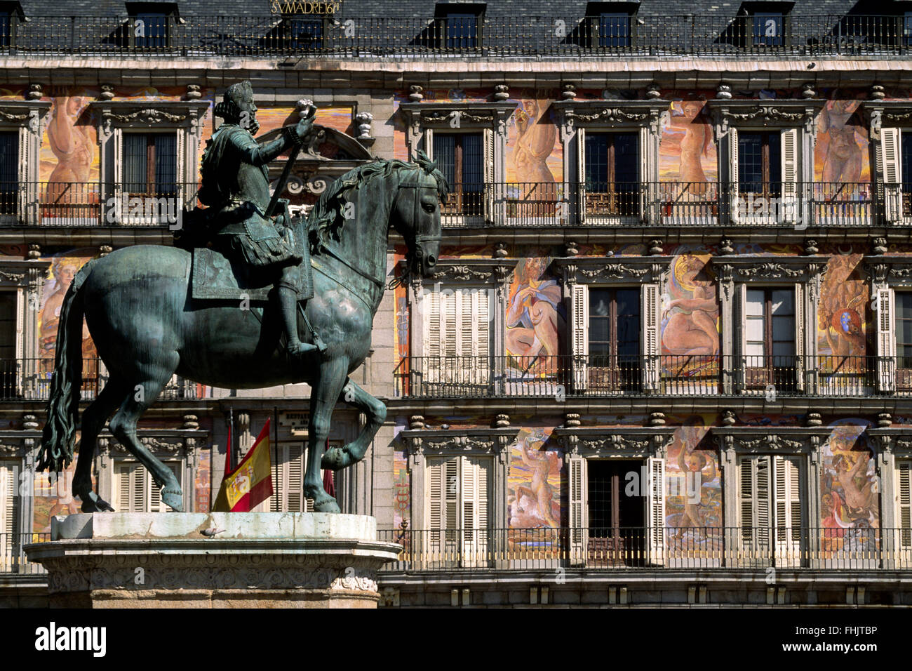 Espagne, Madrid, Plaza Mayor, statue du roi Philippe III et Casa de la Panaderia Banque D'Images