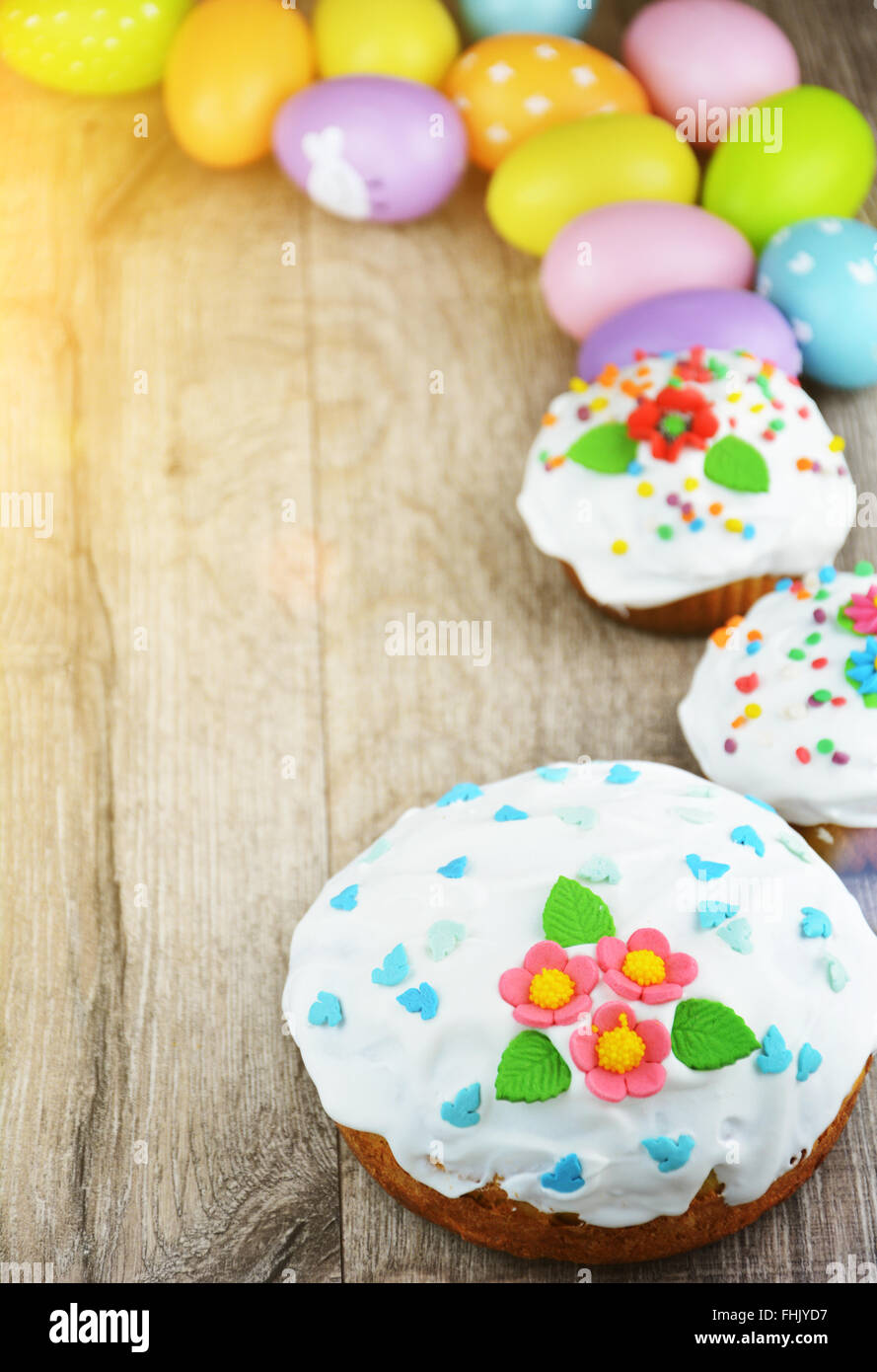 Gâteau de pâques doux et les oeufs sur la table Banque D'Images