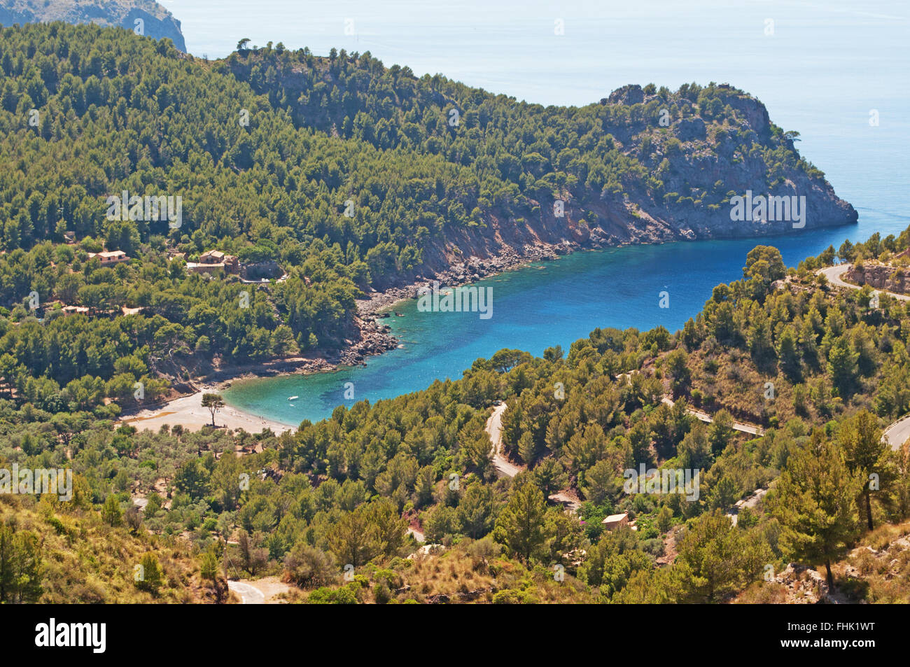 Majorque, Baléares, Espagne : la route sinueuse menant à Cala Tuent, une plage au pied de la Serra de Tramuntana Banque D'Images