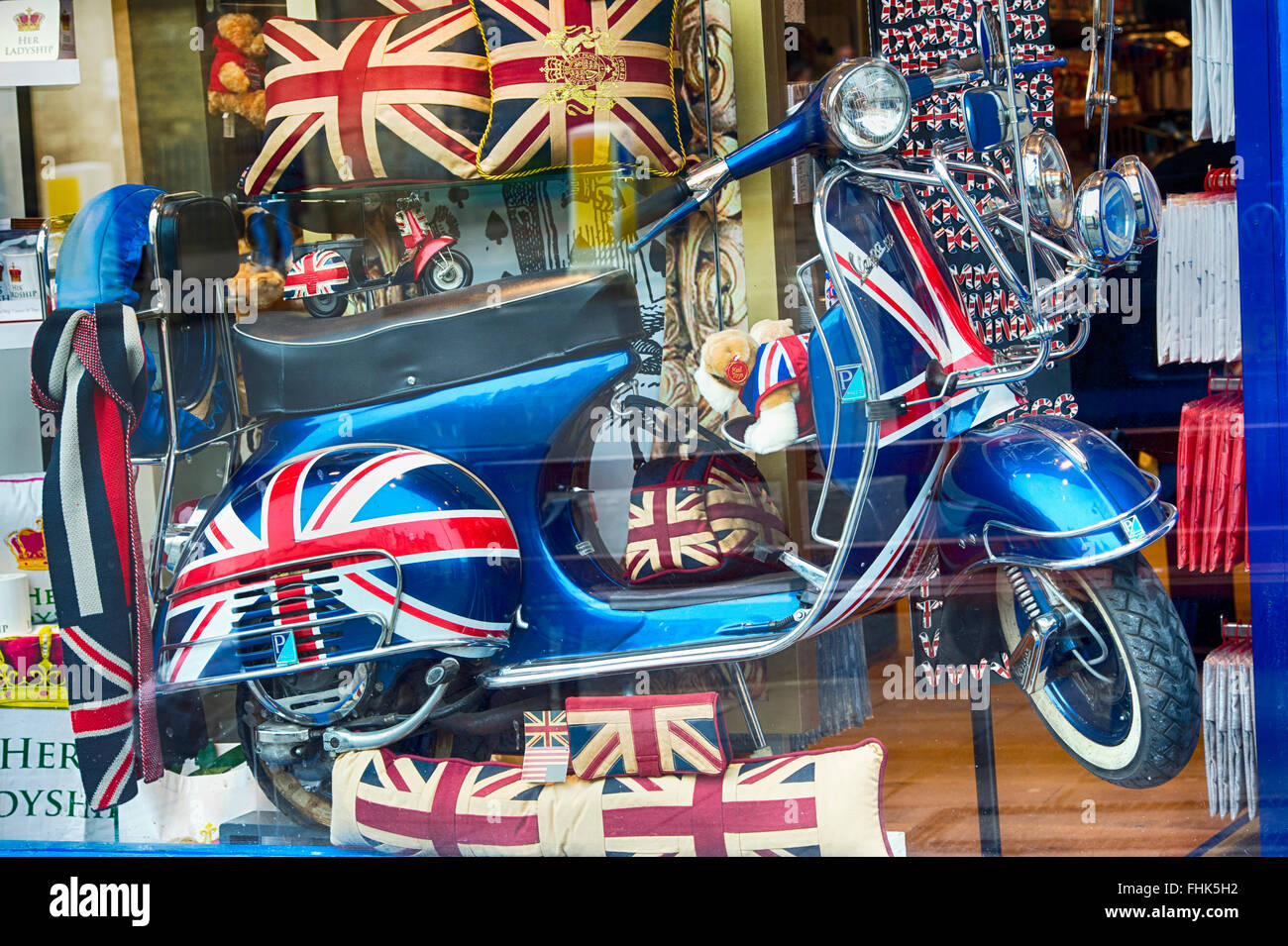 Mods vespa scooter et union jack produits dans une vitrine de l'affichage. Oxford, Angleterre Banque D'Images