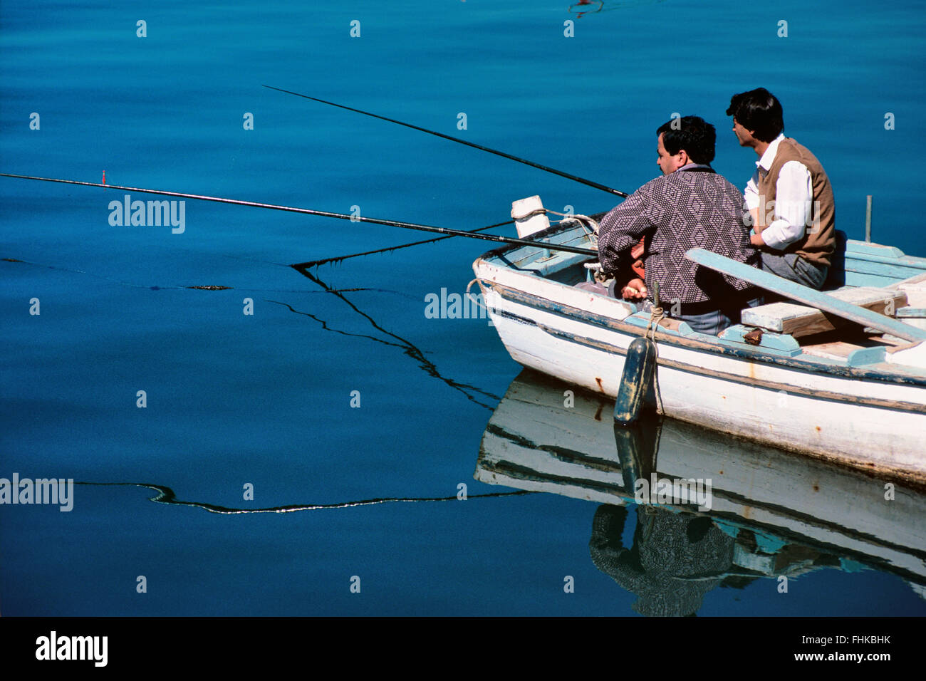 Deux pêcheurs turcs de pêche Bateau d'Aviron dans le port de Bodrum, Bodrum, Turquie Banque D'Images