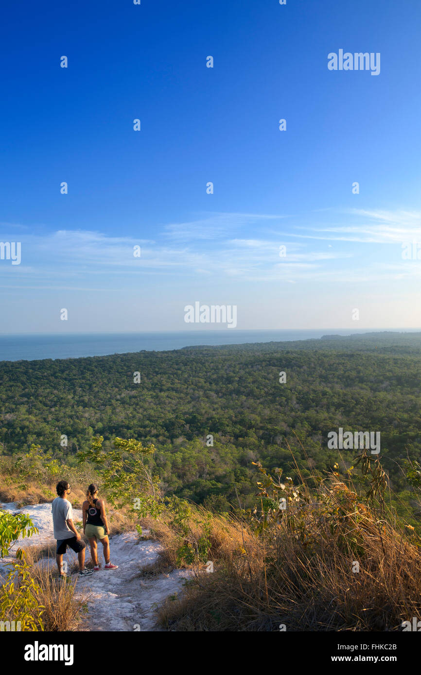 Brésil, Amazone brésilienne, Para, Alter do Chao, randonneurs près de la réserve forestière nationale de FLONA, Amérique du Sud Banque D'Images