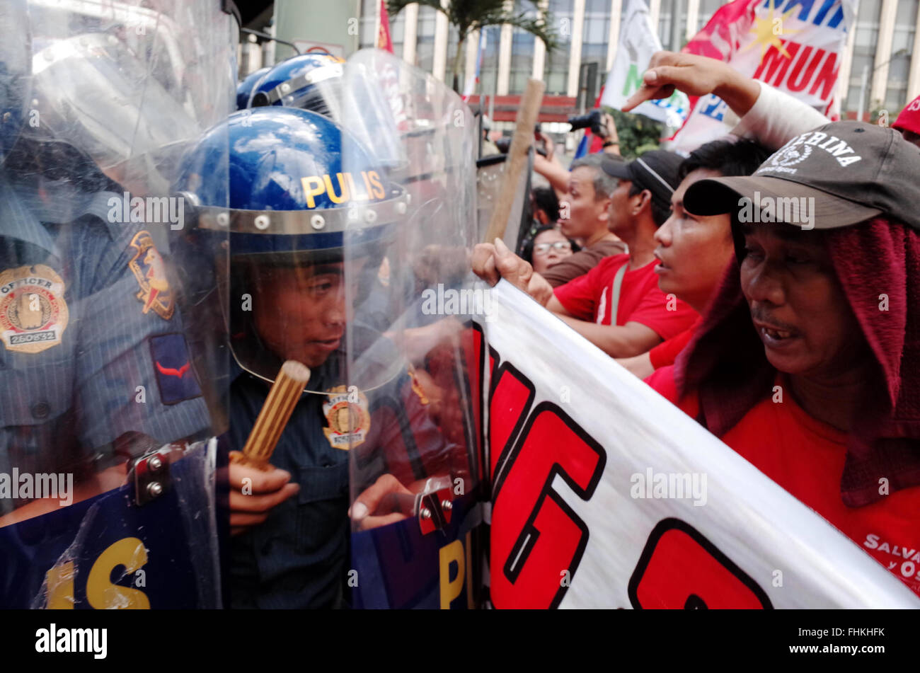 Manille, Philippines. 25 Février, 2016. Les protestataires philippins en conflit avec les policiers au cours d'une manifestation à l'occasion du 30e anniversaire de la révolution de l'alimentation, qui commémore la chute de la dictature de Ferdinand Marcos, la présidente des Philippines à Mandaluyong City, à l'est de Manille, aux Philippines. Les manifestants disent que peu de choses ont changé depuis la révolution le pouvoir du peuple, disant qu'il .'a renversé un dictateur mais réinstallé une succession de pro-US, les régimes anti-peuple de l'élite Crédit : PACIFIC PRESS/Alamy Live News Banque D'Images